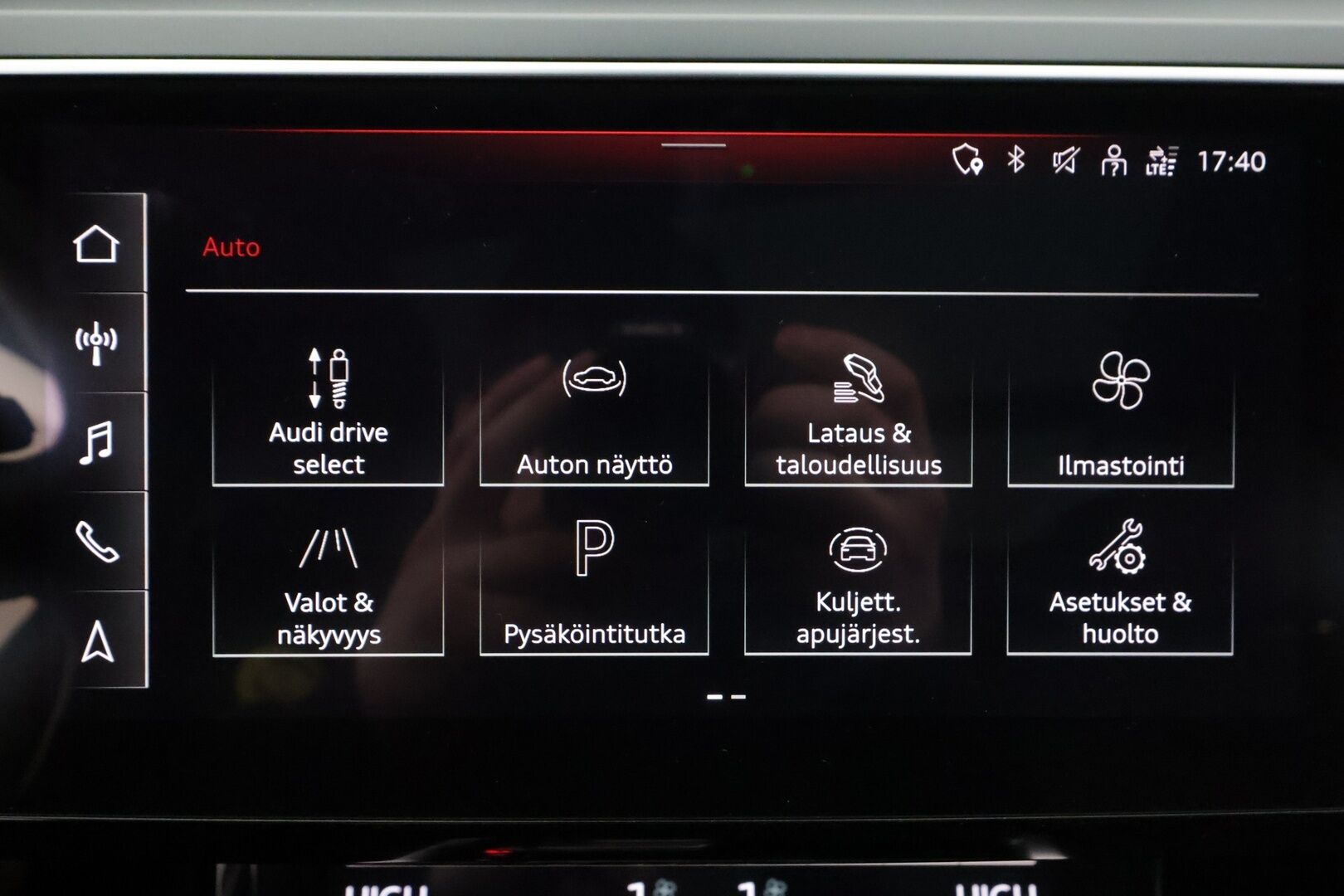 AUDI E-TRON 2022 55 Quattro 300kW * ACC / 360° / Matrix LED / Ilma-alusta / Koukku / Panorama / Navi / Keyless / Sporttipenkit * - Kahdet renkaat aluvanteilla / Merkkihuollettu