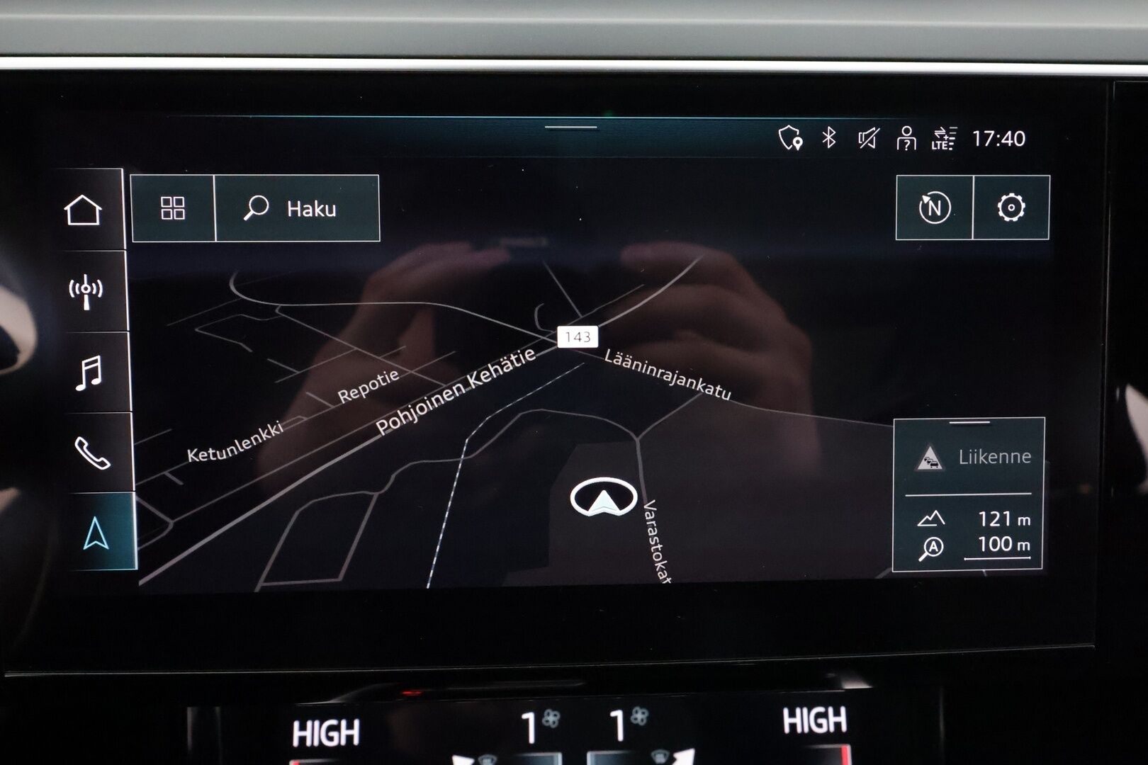 AUDI E-TRON 2022 55 Quattro 300kW * ACC / 360° / Matrix LED / Ilma-alusta / Koukku / Panorama / Navi / Keyless / Sporttipenkit * - Kahdet renkaat aluvanteilla / Merkkihuollettu