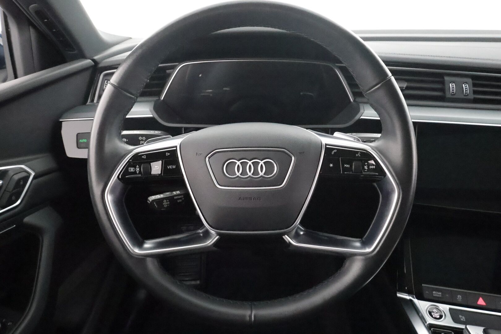 AUDI E-TRON 2022 55 Quattro 300kW * ACC / 360° / Matrix LED / Ilma-alusta / Koukku / Panorama / Navi / Keyless / Sporttipenkit * - Kahdet renkaat aluvanteilla / Merkkihuollettu