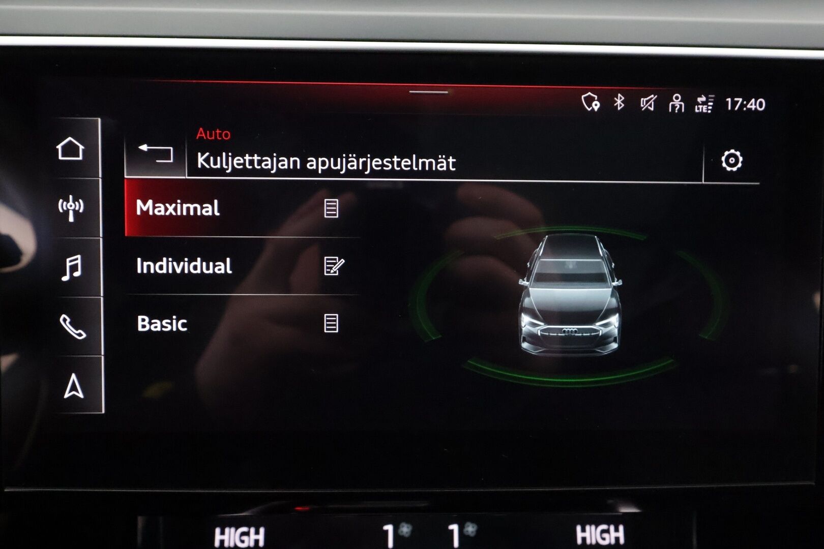 AUDI E-TRON 2022 55 Quattro 300kW * ACC / 360° / Matrix LED / Ilma-alusta / Koukku / Panorama / Navi / Keyless / Sporttipenkit * - Kahdet renkaat aluvanteilla / Merkkihuollettu