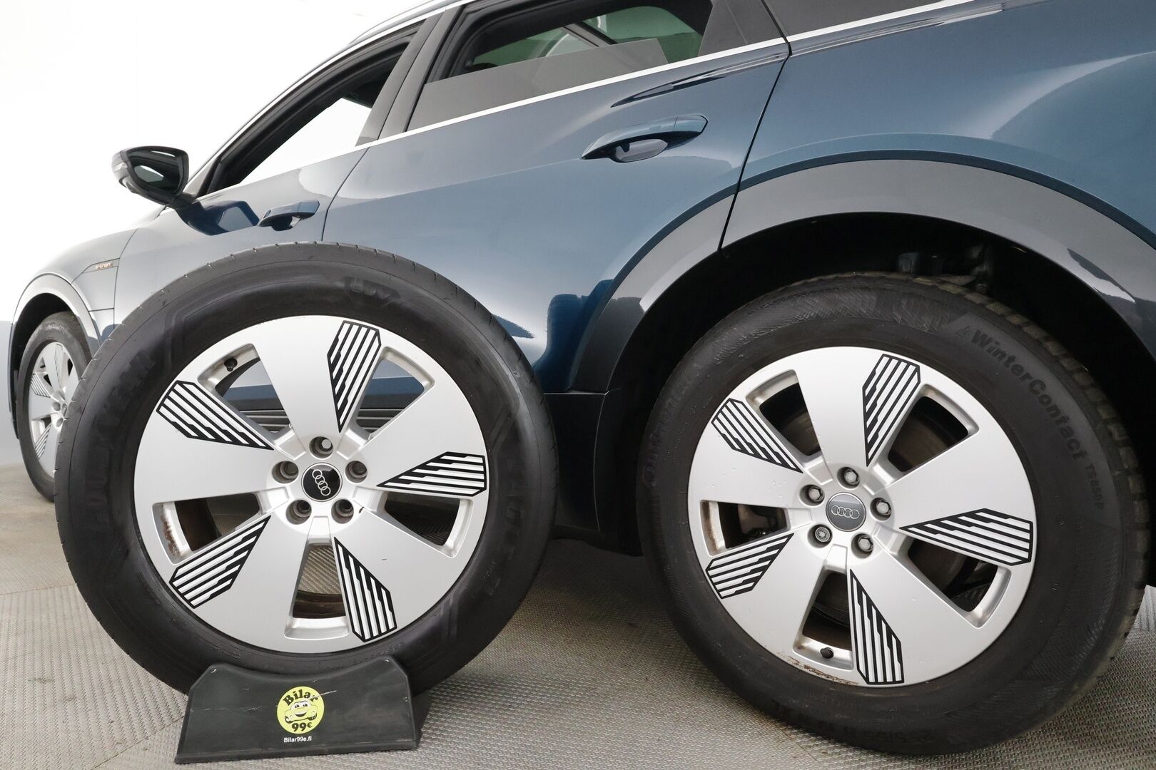 AUDI E-TRON 2022 55 Quattro 300kW * ACC / 360° / Matrix LED / Ilma-alusta / Koukku / Panorama / Navi / Keyless / Sporttipenkit * - Kahdet renkaat aluvanteilla / Merkkihuollettu