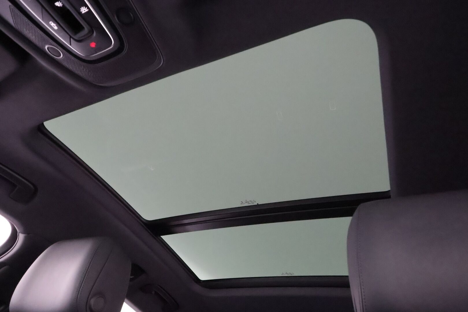 AUDI E-TRON 2022 55 Quattro 300kW * ACC / 360° / Matrix LED / Ilma-alusta / Koukku / Panorama / Navi / Keyless / Sporttipenkit * - Kahdet renkaat aluvanteilla / Merkkihuollettu