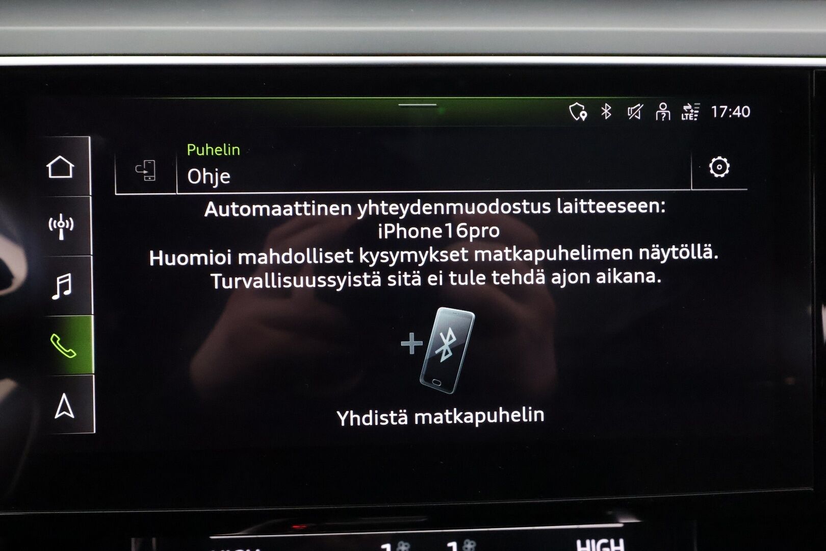 AUDI E-TRON 2022 55 Quattro 300kW * ACC / 360° / Matrix LED / Ilma-alusta / Koukku / Panorama / Navi / Keyless / Sporttipenkit * - Kahdet renkaat aluvanteilla / Merkkihuollettu
