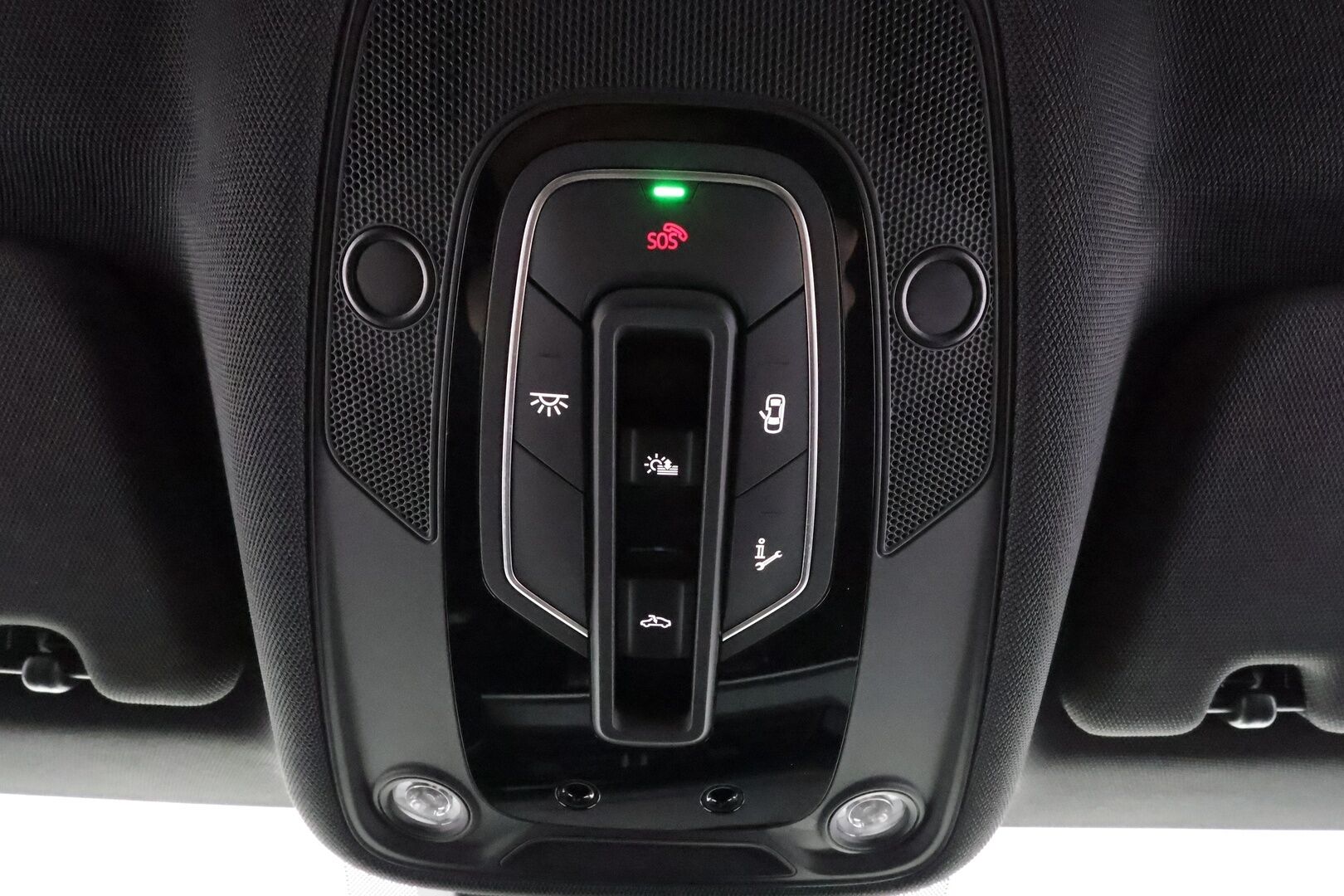 AUDI E-TRON 2022 55 Quattro 300kW * ACC / 360° / Matrix LED / Ilma-alusta / Koukku / Panorama / Navi / Keyless / Sporttipenkit * - Kahdet renkaat aluvanteilla / Merkkihuollettu