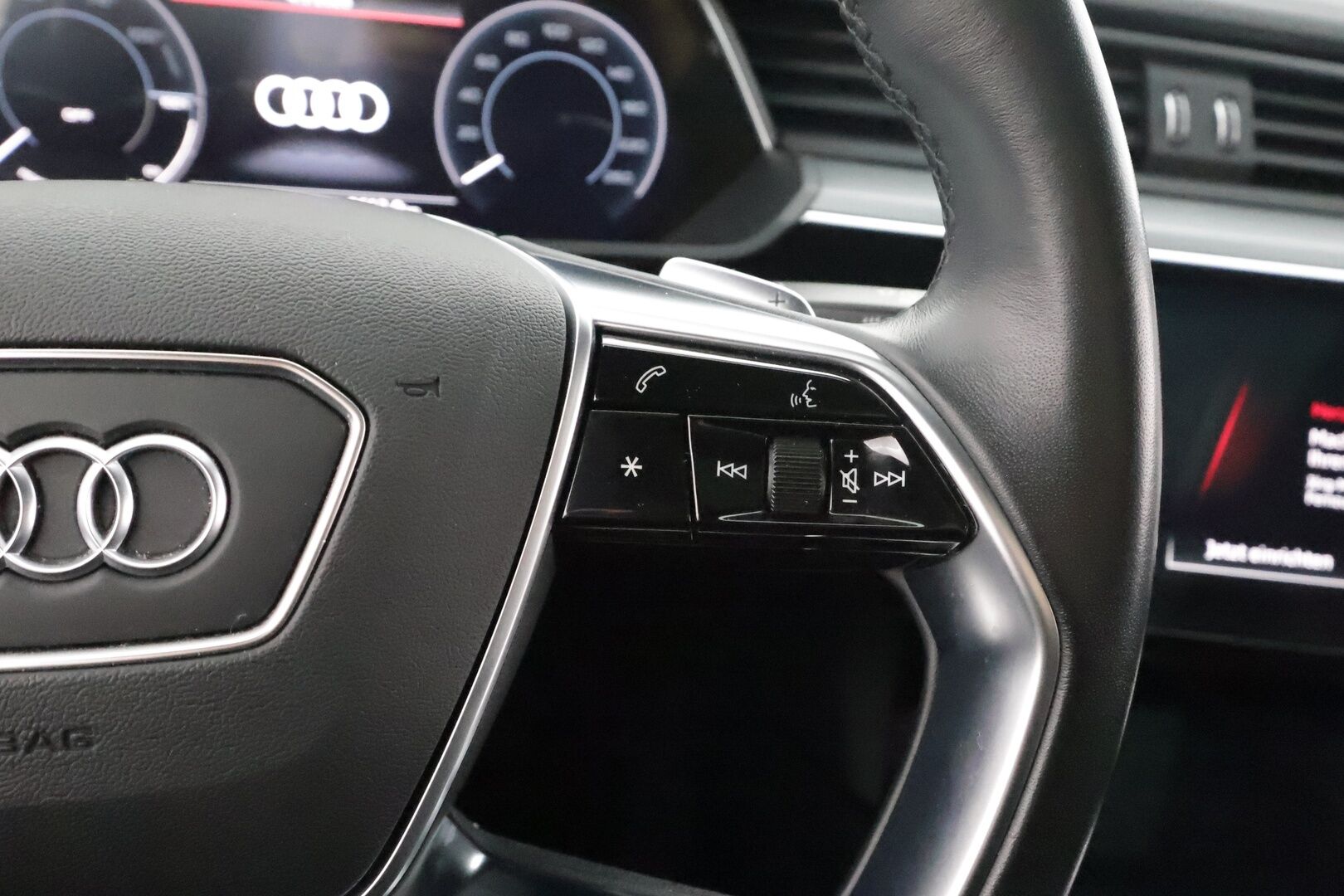 AUDI E-TRON 2022 55 Quattro 300kW * ACC / 360° / Matrix LED / Ilma-alusta / Koukku / Panorama / Navi / Keyless / Sporttipenkit * - Kahdet renkaat aluvanteilla / Merkkihuollettu