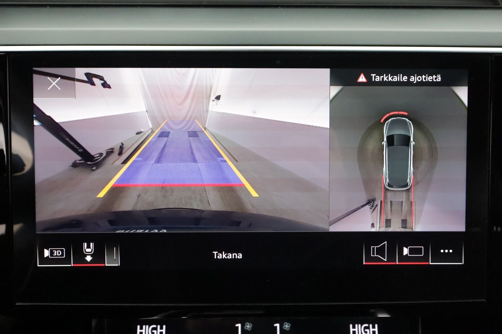 AUDI E-TRON 2022 55 Quattro 300kW * ACC / 360° / Matrix LED / Ilma-alusta / Koukku / Panorama / Navi / Keyless / Sporttipenkit * - Kahdet renkaat aluvanteilla / Merkkihuollettu