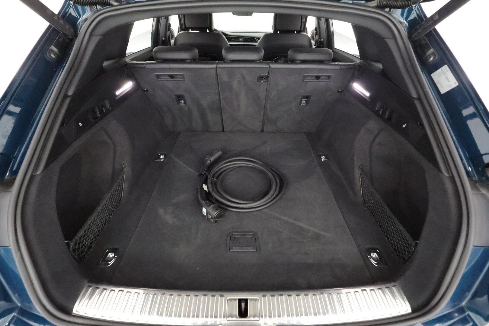 AUDI E-TRON 2022 55 Quattro 300kW * ACC / 360° / Matrix LED / Ilma-alusta / Koukku / Panorama / Navi / Keyless / Sporttipenkit * - Kahdet renkaat aluvanteilla / Merkkihuollettu