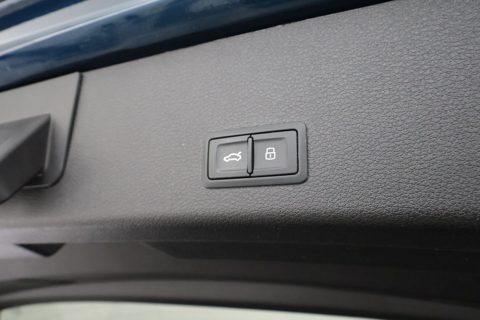 AUDI E-TRON 2022 55 Quattro 300kW * ACC / 360° / Matrix LED / Ilma-alusta / Koukku / Panorama / Navi / Keyless / Sporttipenkit * - Kahdet renkaat aluvanteilla / Merkkihuollettu