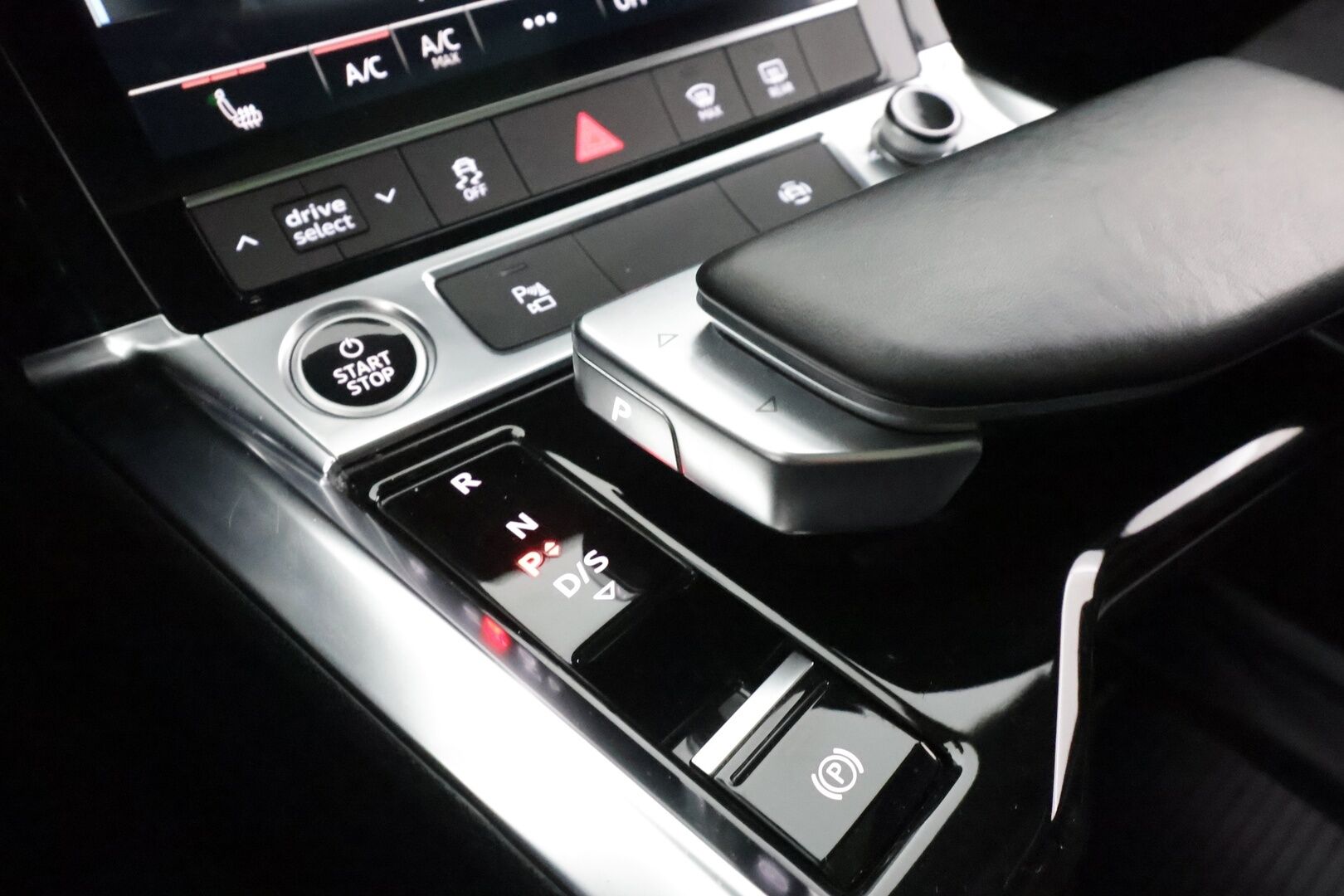 AUDI E-TRON 2022 55 Quattro 300kW * ACC / 360° / Matrix LED / Ilma-alusta / Koukku / Panorama / Navi / Keyless / Sporttipenkit * - Kahdet renkaat aluvanteilla / Merkkihuollettu