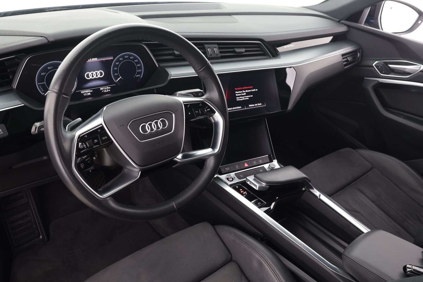 AUDI E-TRON 2022 55 Quattro 300kW * ACC / 360° / Matrix LED / Ilma-alusta / Koukku / Panorama / Navi / Keyless / Sporttipenkit * - Kahdet renkaat aluvanteilla / Merkkihuollettu