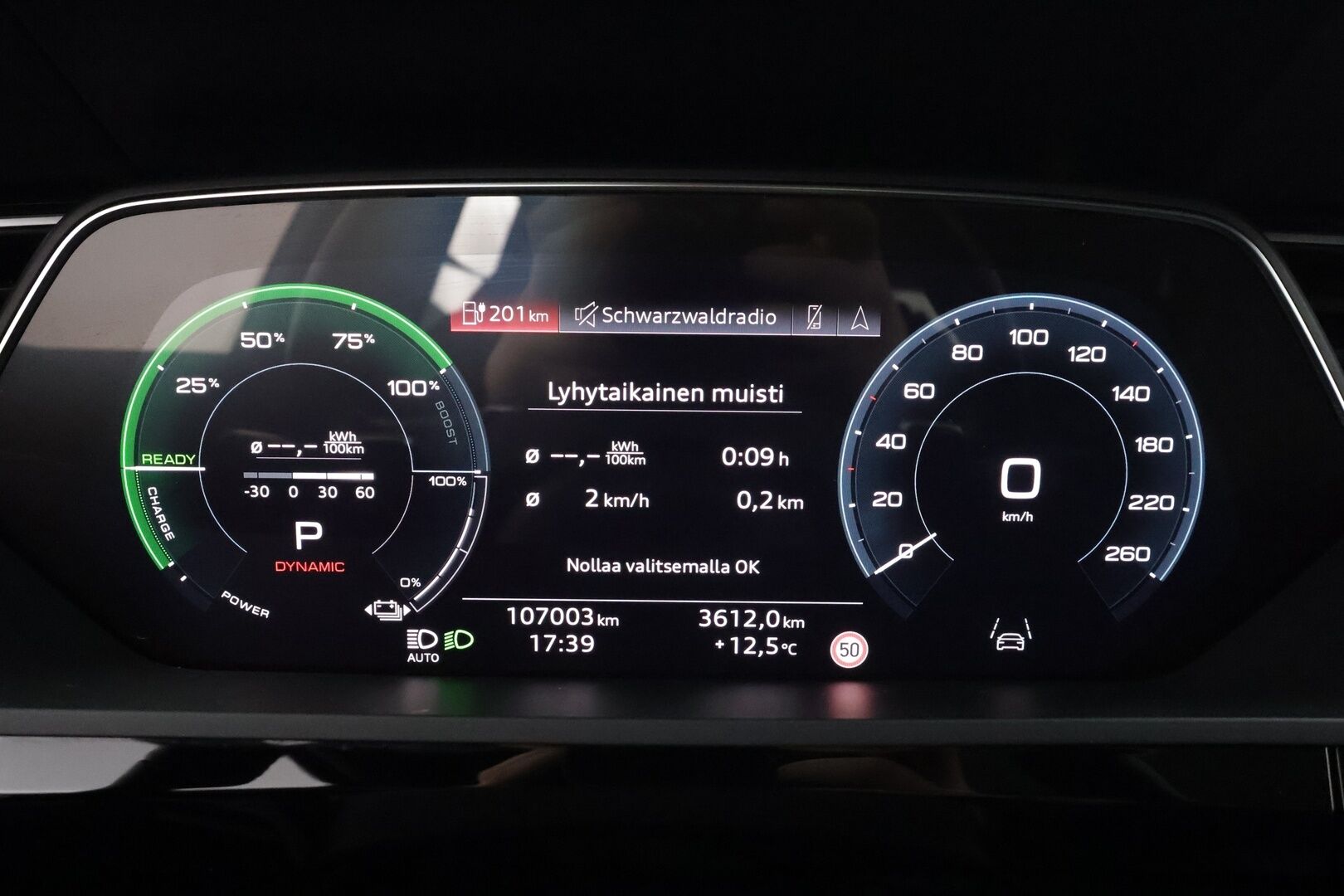 AUDI E-TRON 2022 55 Quattro 300kW * ACC / 360° / Matrix LED / Ilma-alusta / Koukku / Panorama / Navi / Keyless / Sporttipenkit * - Kahdet renkaat aluvanteilla / Merkkihuollettu