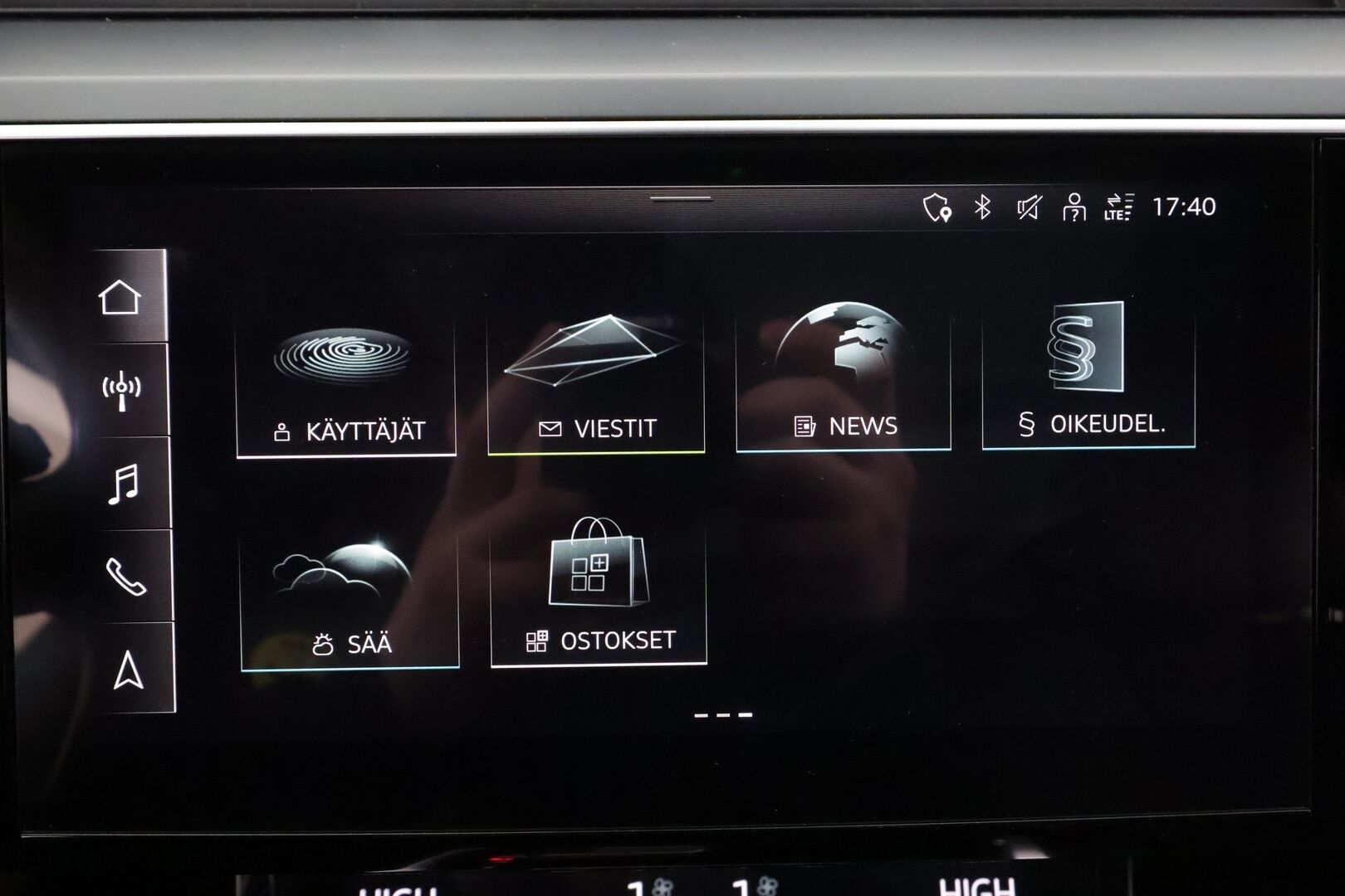 AUDI E-TRON 2022 55 Quattro 300kW * ACC / 360° / Matrix LED / Ilma-alusta / Koukku / Panorama / Navi / Keyless / Sporttipenkit * - Kahdet renkaat aluvanteilla / Merkkihuollettu