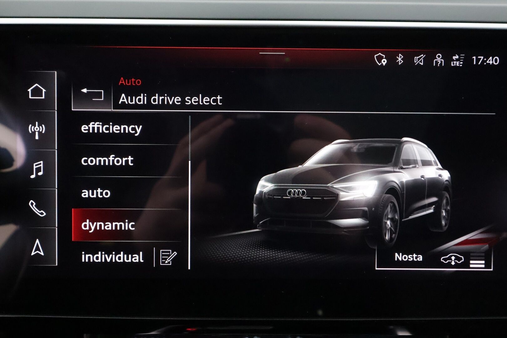 AUDI E-TRON 2022 55 Quattro 300kW * ACC / 360° / Matrix LED / Ilma-alusta / Koukku / Panorama / Navi / Keyless / Sporttipenkit * - Kahdet renkaat aluvanteilla / Merkkihuollettu