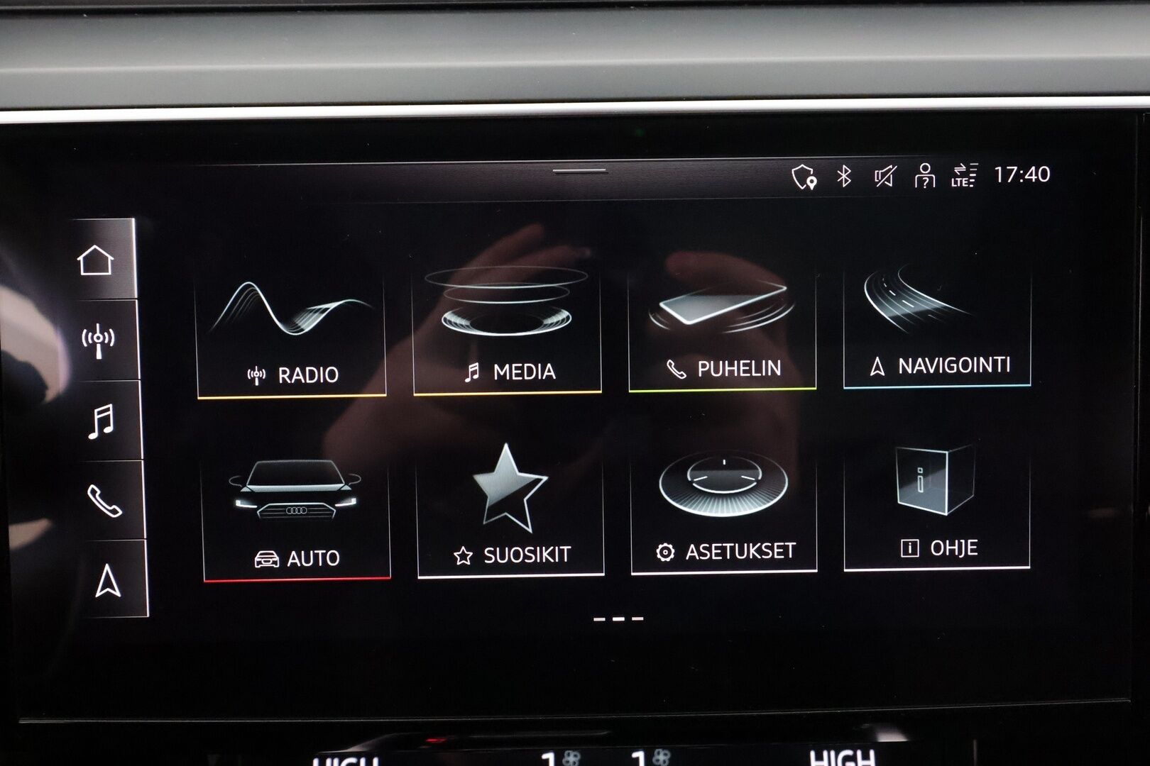 AUDI E-TRON 2022 55 Quattro 300kW * ACC / 360° / Matrix LED / Ilma-alusta / Koukku / Panorama / Navi / Keyless / Sporttipenkit * - Kahdet renkaat aluvanteilla / Merkkihuollettu