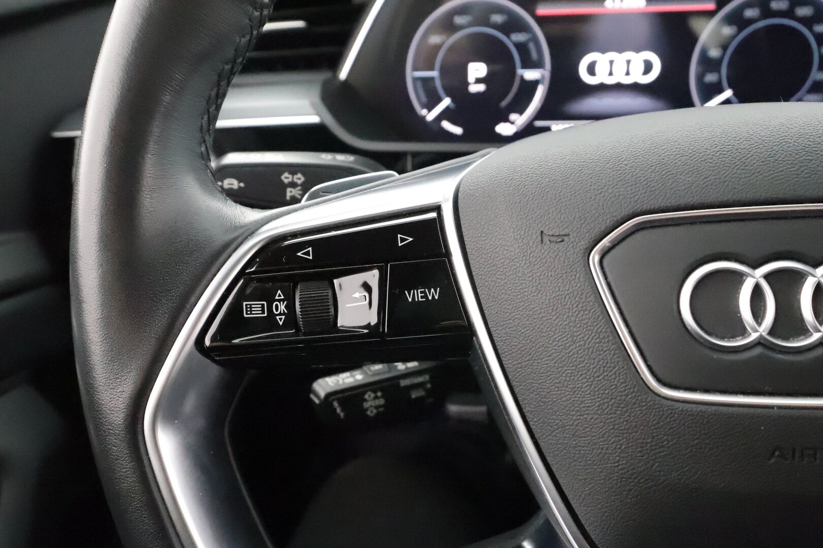 AUDI E-TRON 2022 55 Quattro 300kW * ACC / 360° / Matrix LED / Ilma-alusta / Koukku / Panorama / Navi / Keyless / Sporttipenkit * - Kahdet renkaat aluvanteilla / Merkkihuollettu