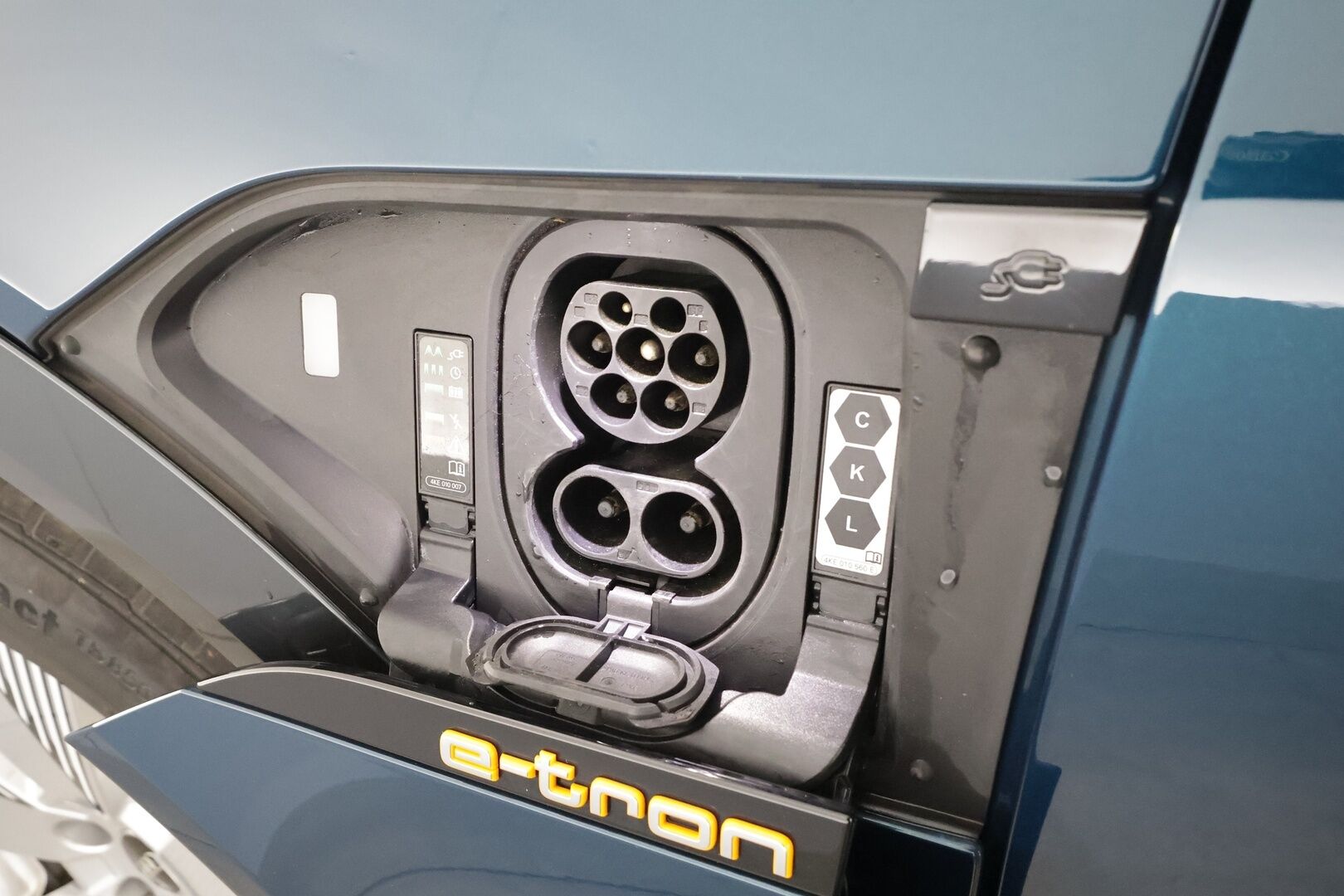 AUDI E-TRON 2022 55 Quattro 300kW * ACC / 360° / Matrix LED / Ilma-alusta / Koukku / Panorama / Navi / Keyless / Sporttipenkit * - Kahdet renkaat aluvanteilla / Merkkihuollettu