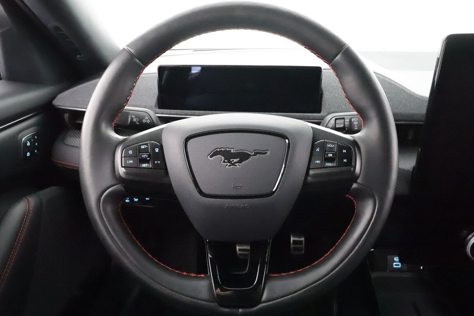 FORD MUSTANG MACH-E 2022 AWD 351 * Koukku / ACC / LED / Muistipenkki / P.Kamera / Kaistavahti / Navi / Keyless * - Merkkihuollot