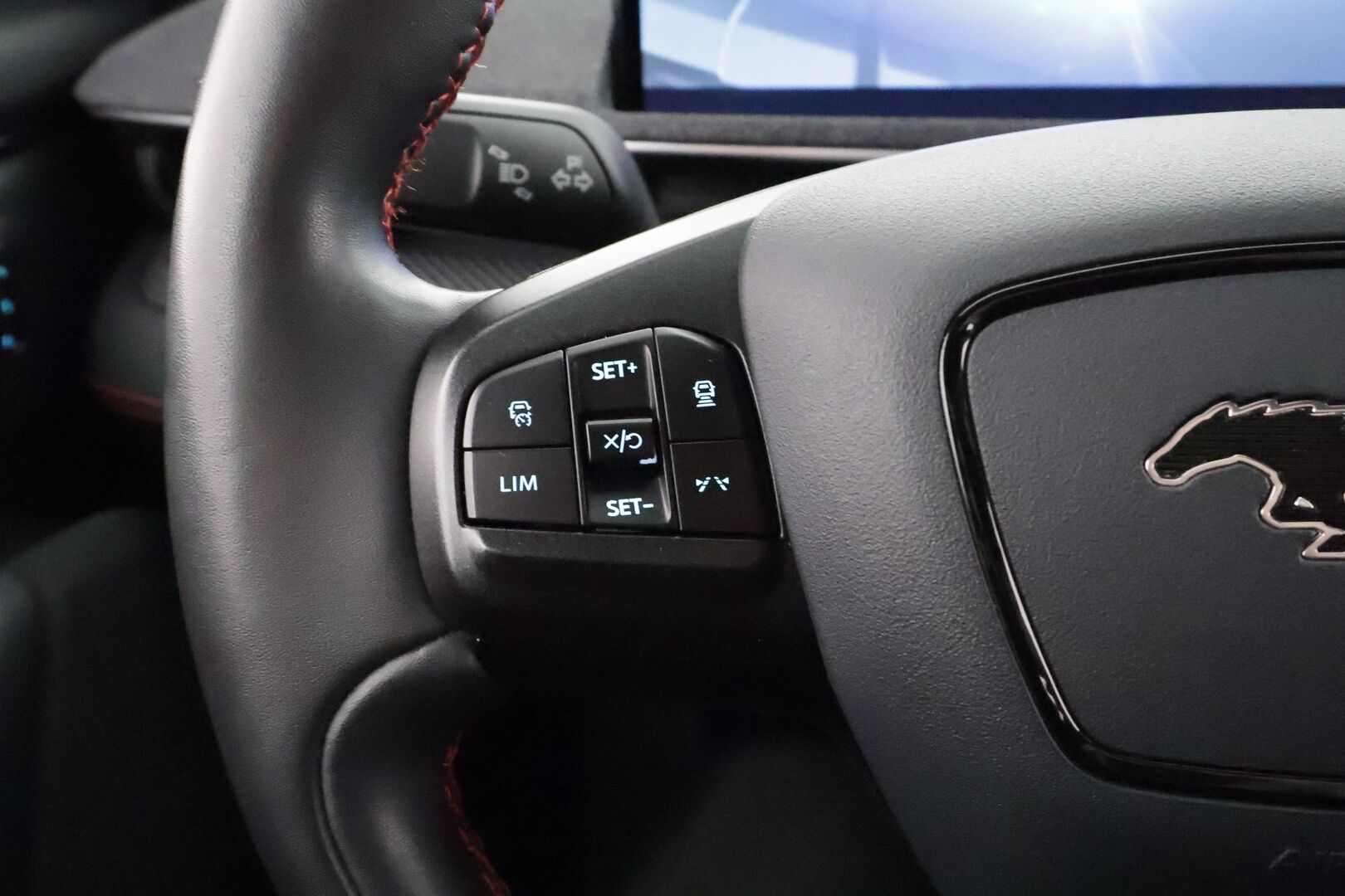 FORD MUSTANG MACH-E 2022 AWD 351 * Koukku / ACC / LED / Muistipenkki / P.Kamera / Kaistavahti / Navi / Keyless * - Merkkihuollot