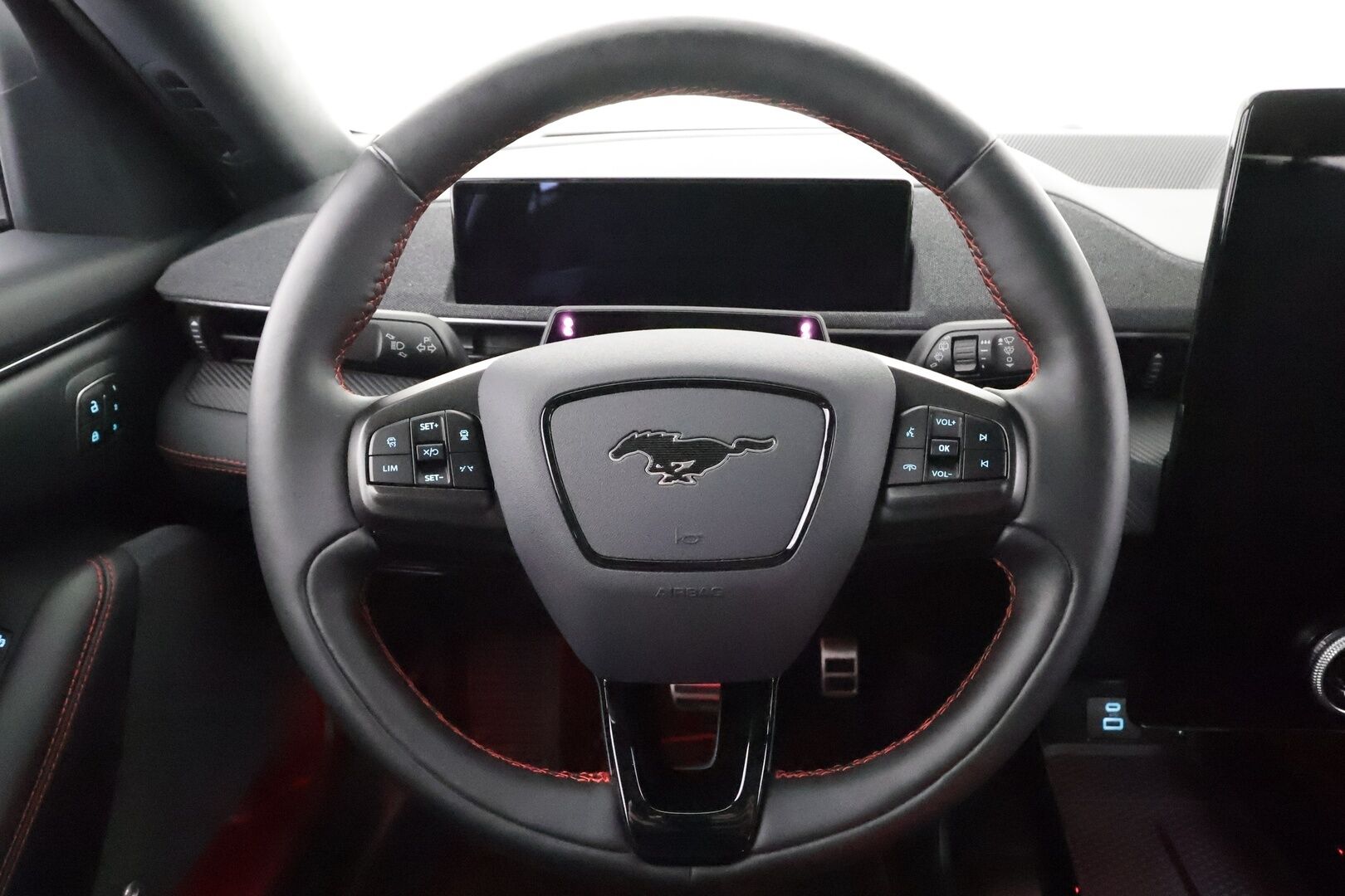 FORD MUSTANG MACH-E 2022 351hv AWD * Koukku / Lasikatto / ACC / 360° / B&O / Muistipenkki / Navi / Kaistavahti / Keyless * - 2x Latauskaapelit / Merkkihuollot