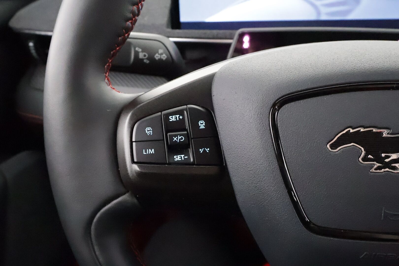 FORD MUSTANG MACH-E 2022 351hv AWD * Koukku / Lasikatto / ACC / 360° / B&O / Muistipenkki / Navi / Kaistavahti / Keyless * - 2x Latauskaapelit / Merkkihuollot