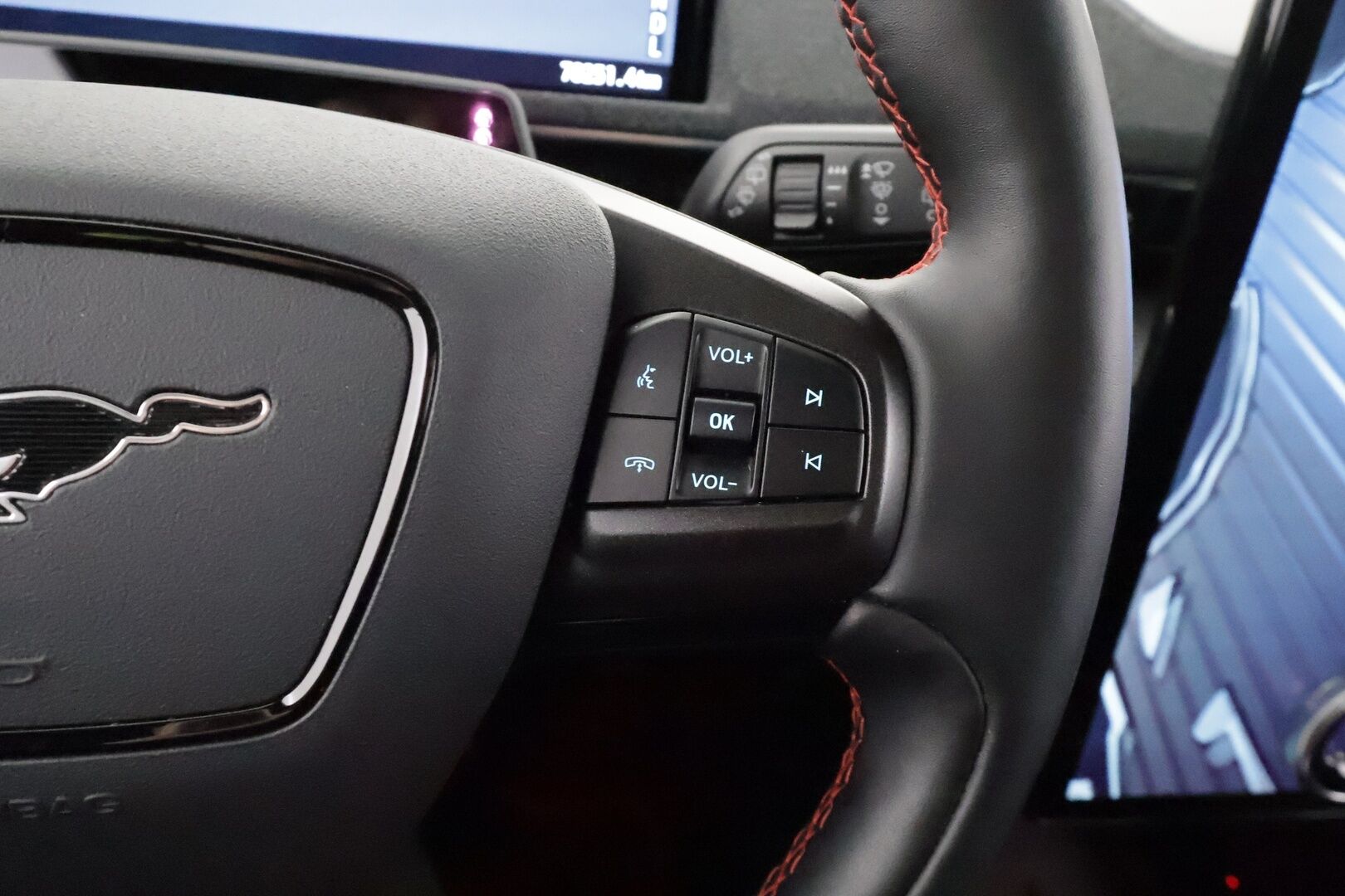 FORD MUSTANG MACH-E 2022 351hv AWD * Koukku / Lasikatto / ACC / 360° / B&O / Muistipenkki / Navi / Kaistavahti / Keyless * - 2x Latauskaapelit / Merkkihuollot