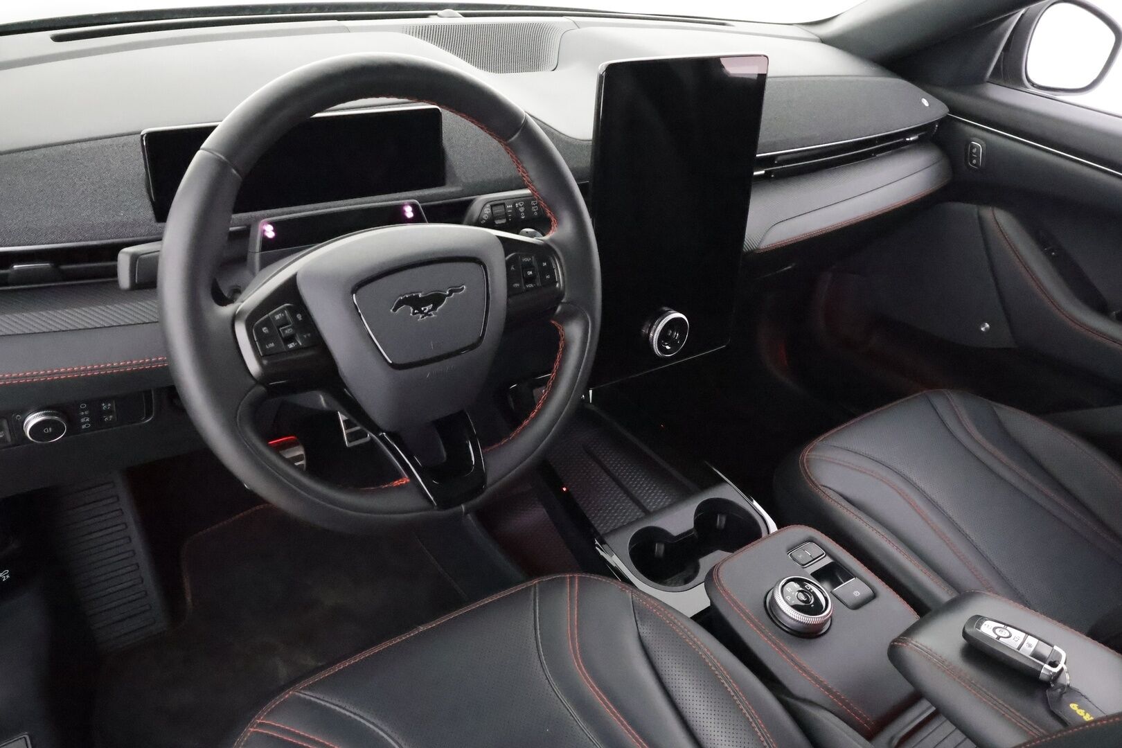 FORD MUSTANG MACH-E 2022 351hv AWD * Koukku / Lasikatto / ACC / 360° / B&O / Muistipenkki / Navi / Kaistavahti / Keyless * - 2x Latauskaapelit / Merkkihuollot