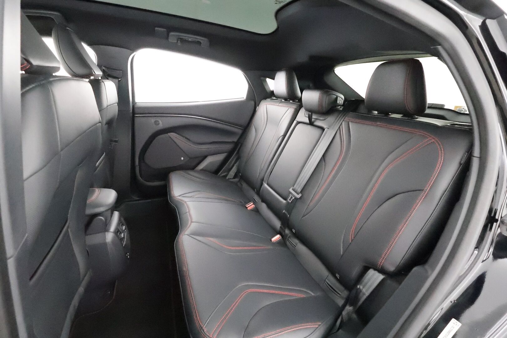 FORD MUSTANG MACH-E 2022 351hv AWD * Koukku / Lasikatto / ACC / 360° / B&O / Muistipenkki / Navi / Kaistavahti / Keyless * - 2x Latauskaapelit / Merkkihuollot