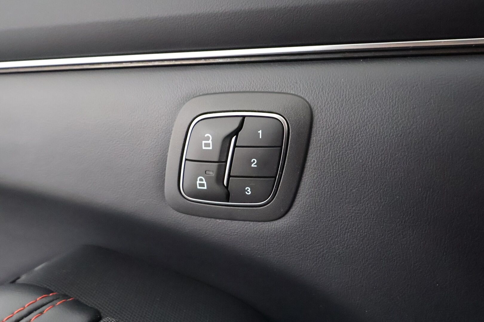 FORD MUSTANG MACH-E 2022 351hv AWD * Koukku / Lasikatto / ACC / 360° / B&O / Muistipenkki / Navi / Kaistavahti / Keyless * - 2x Latauskaapelit / Merkkihuollot