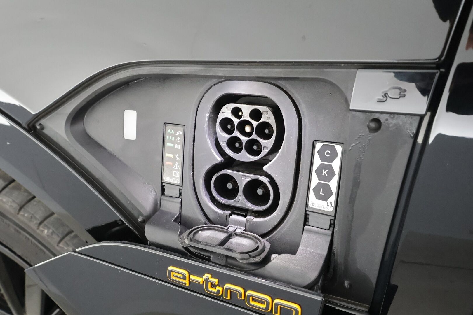 AUDI E-TRON 2023 Sportback Edition S line 55 quattro * Koukku / Panorama / B&O / ACC / LED / P.Kamera / Sportpenkit * - Merkkihuollot