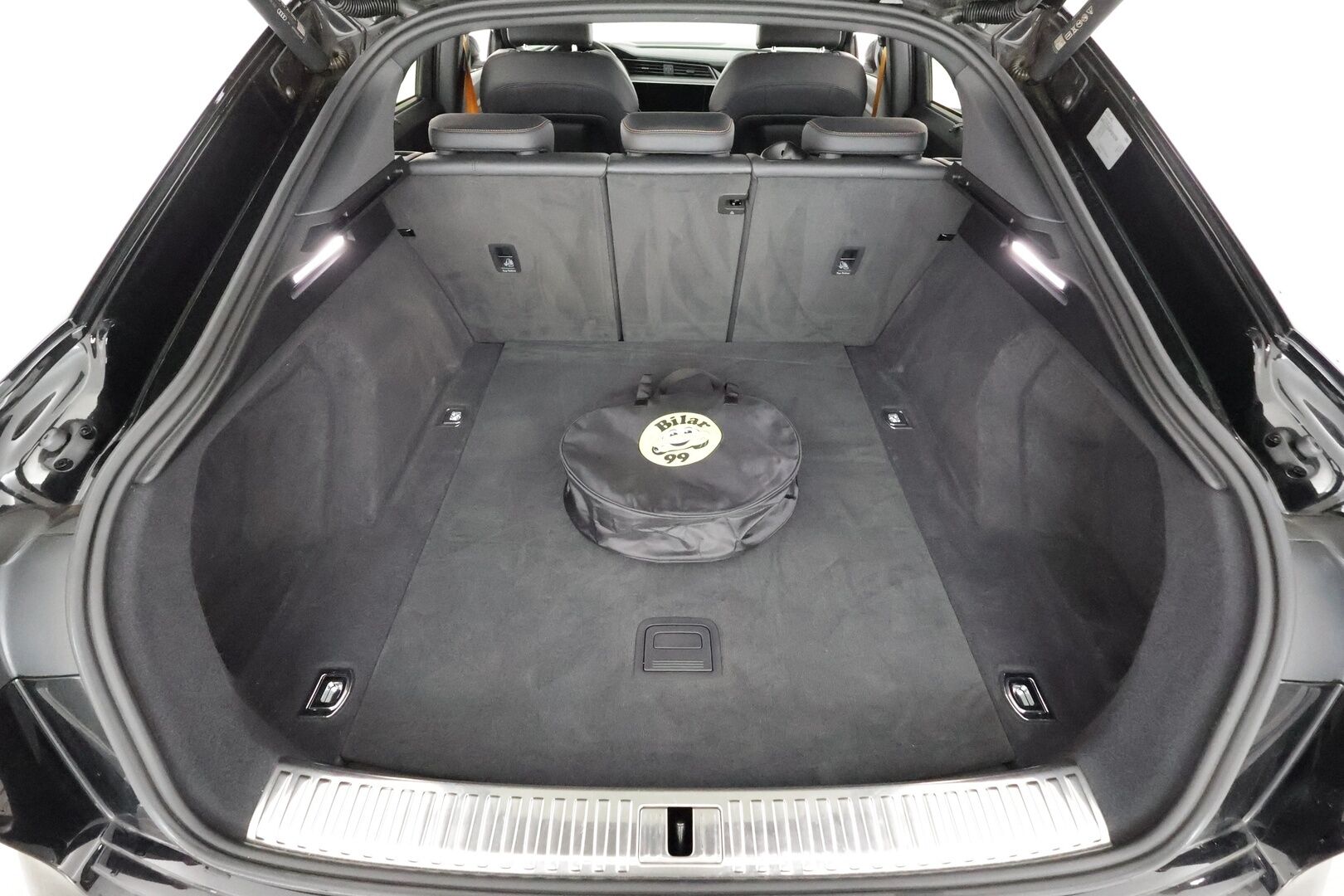 AUDI E-TRON 2023 Sportback Edition S line 55 quattro * Koukku / Panorama / B&O / ACC / LED / P.Kamera / Sportpenkit * - Merkkihuollot