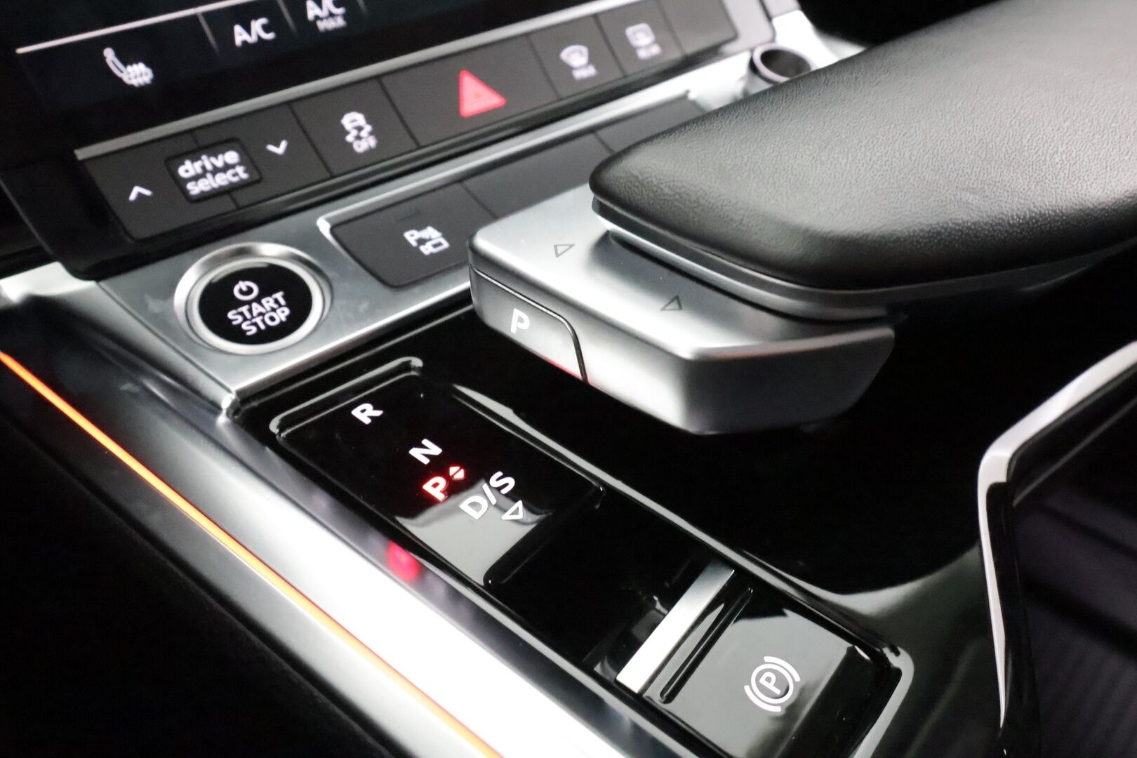 AUDI E-TRON 2023 Advanced 55 quattro * B&O / ACC / Matrix / P.Kamera / Lisälämmitin / Kaistavahti / Koukku / Keyless * - Merkkihuollot / Akku kuntotarkastettu / Kahdet renkaat aluvanteilla / 2x Latauskaapelit