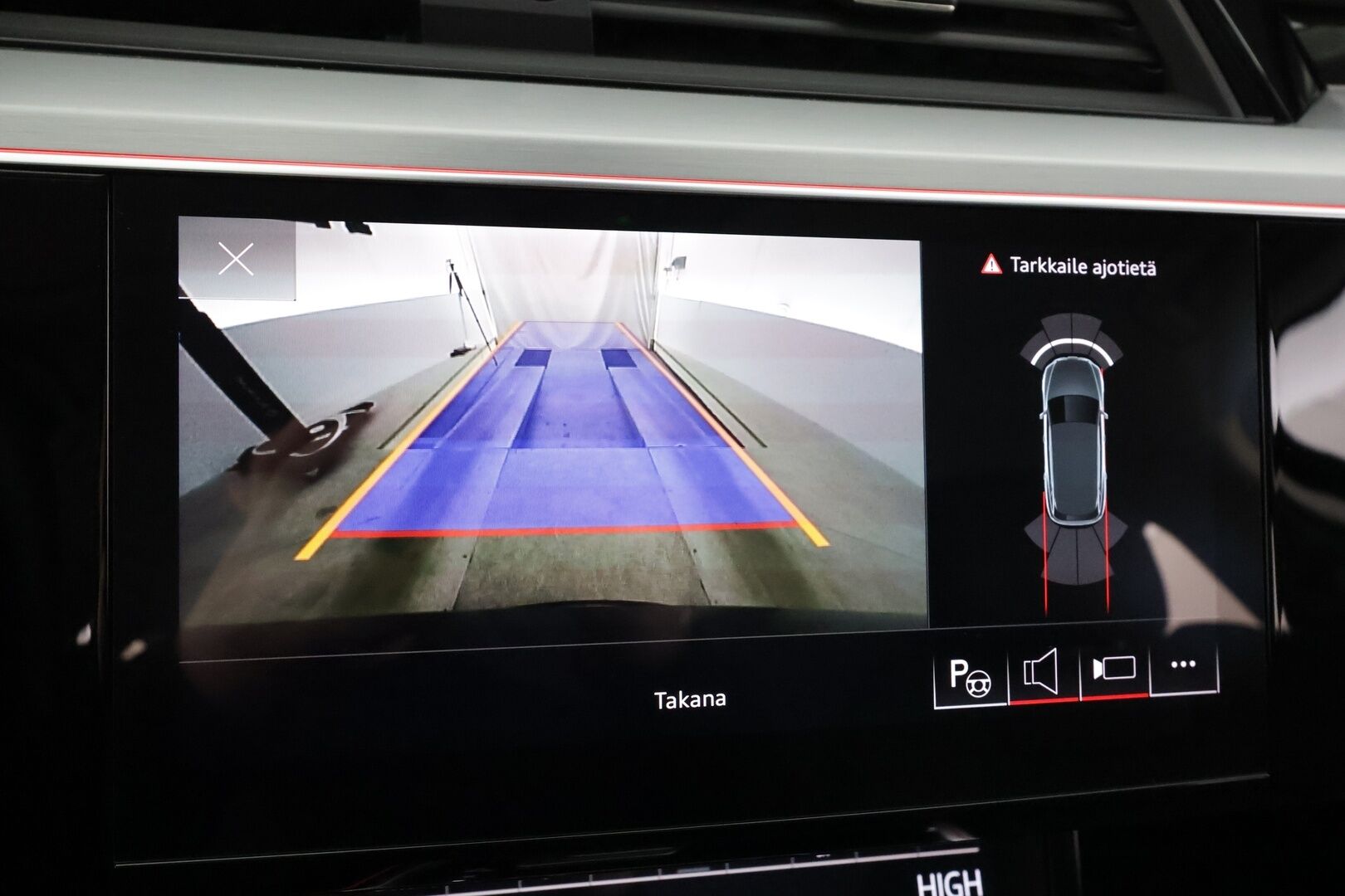 AUDI E-TRON 2023 Advanced 55 quattro * B&O / ACC / Matrix / P.Kamera / Lisälämmitin / Kaistavahti / Koukku / Keyless * - Merkkihuollot / Akku kuntotarkastettu / Kahdet renkaat aluvanteilla / 2x Latauskaapelit