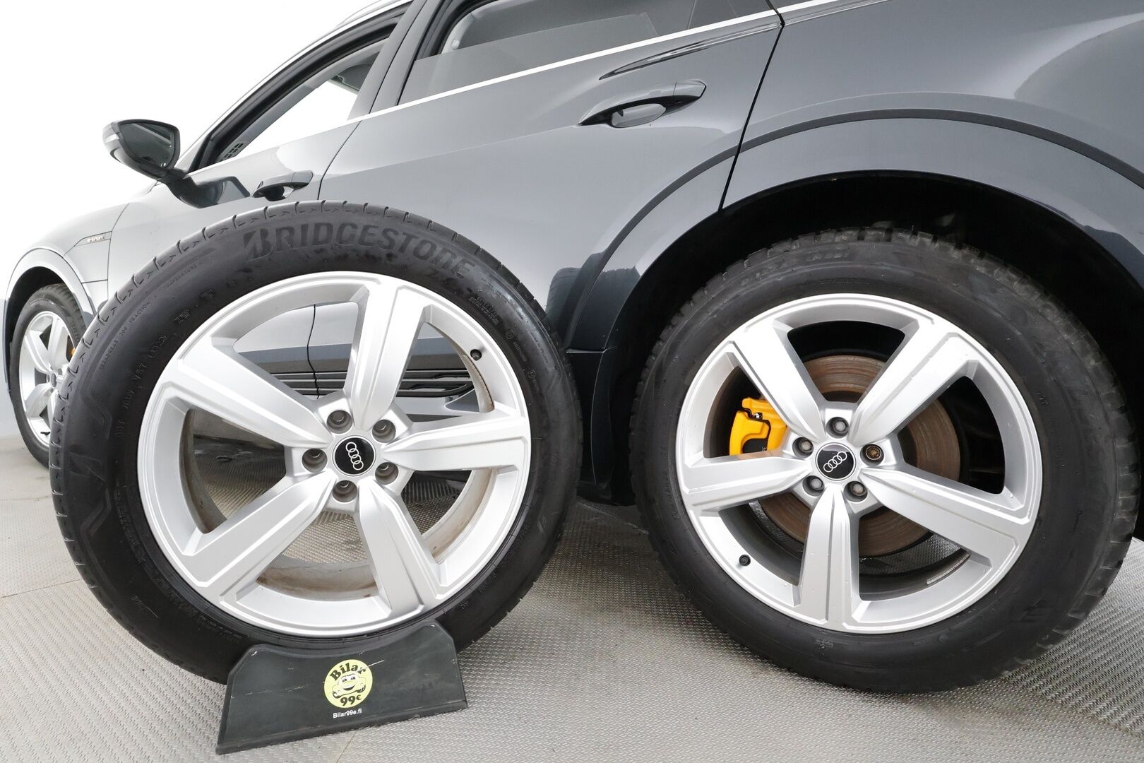 AUDI E-TRON 2023 Advanced 55 quattro * B&O / ACC / Matrix / P.Kamera / Lisälämmitin / Kaistavahti / Koukku / Keyless * - Merkkihuollot / Akku kuntotarkastettu / Kahdet renkaat aluvanteilla / 2x Latauskaapelit