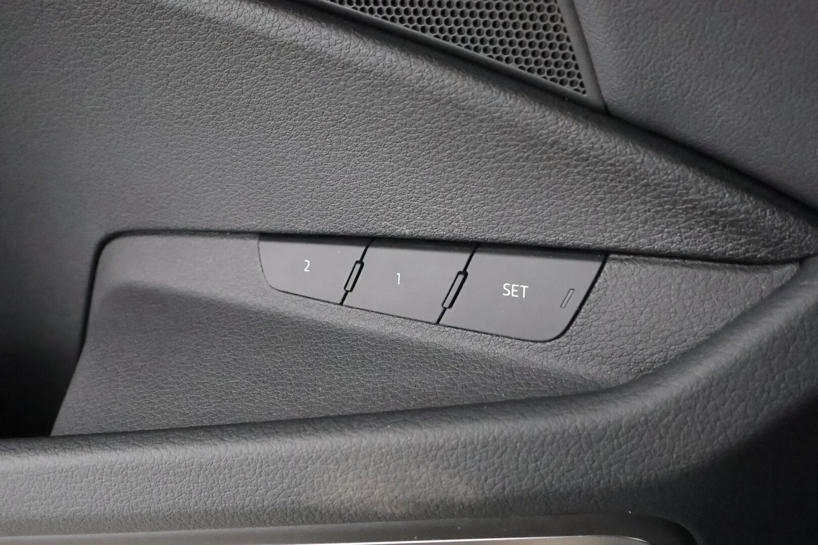 AUDI E-TRON 2023 Advanced 55 quattro * B&O / ACC / Matrix / P.Kamera / Lisälämmitin / Kaistavahti / Koukku / Keyless * - Merkkihuollot / Akku kuntotarkastettu / Kahdet renkaat aluvanteilla / 2x Latauskaapelit