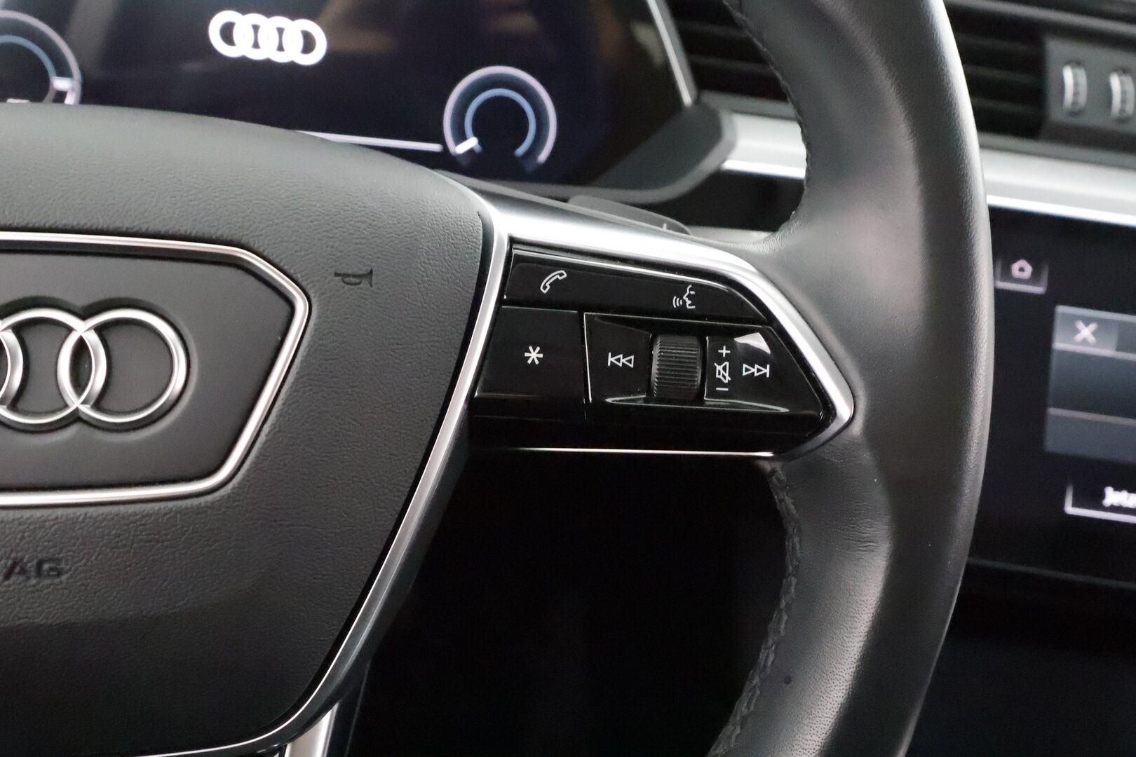 AUDI E-TRON 2023 Advanced 55 quattro * B&O / ACC / Matrix / P.Kamera / Lisälämmitin / Kaistavahti / Koukku / Keyless * - Merkkihuollot / Akku kuntotarkastettu / Kahdet renkaat aluvanteilla / 2x Latauskaapelit