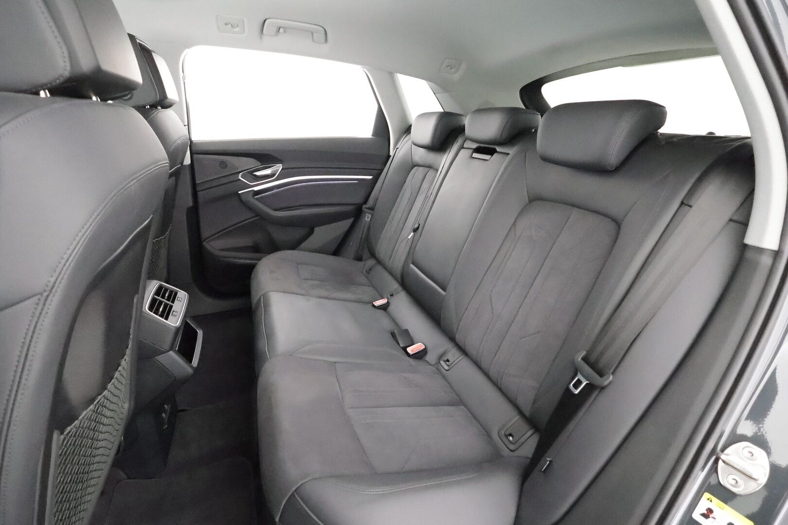 AUDI E-TRON 2023 Advanced 55 quattro * B&O / ACC / Matrix / P.Kamera / Lisälämmitin / Kaistavahti / Koukku / Keyless * - Merkkihuollot / Akku kuntotarkastettu / Kahdet renkaat aluvanteilla / 2x Latauskaapelit