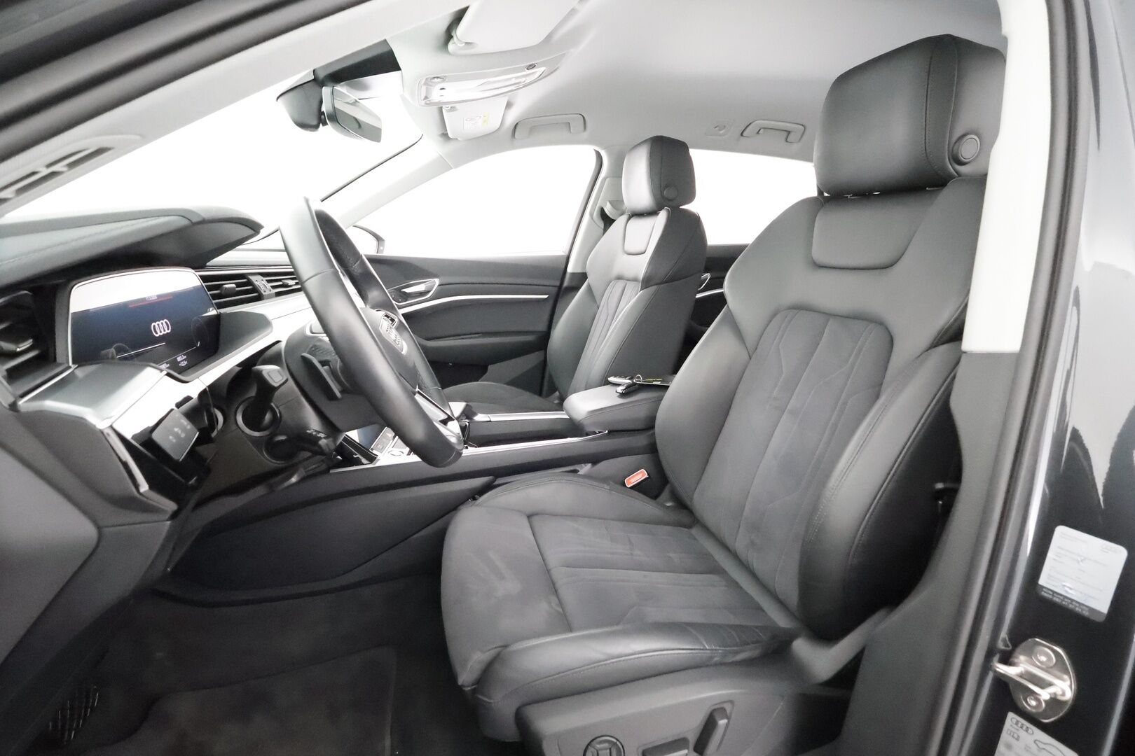 AUDI E-TRON 2023 Advanced 55 quattro * B&O / ACC / Matrix / P.Kamera / Lisälämmitin / Kaistavahti / Koukku / Keyless * - Merkkihuollot / Akku kuntotarkastettu / Kahdet renkaat aluvanteilla / 2x Latauskaapelit