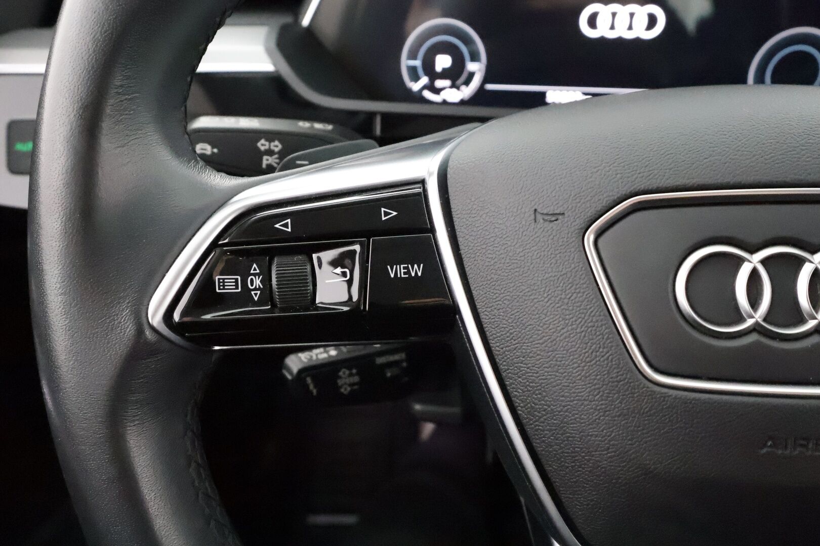 AUDI E-TRON 2023 Advanced 55 quattro * B&O / ACC / Matrix / P.Kamera / Lisälämmitin / Kaistavahti / Koukku / Keyless * - Merkkihuollot / Akku kuntotarkastettu / Kahdet renkaat aluvanteilla / 2x Latauskaapelit