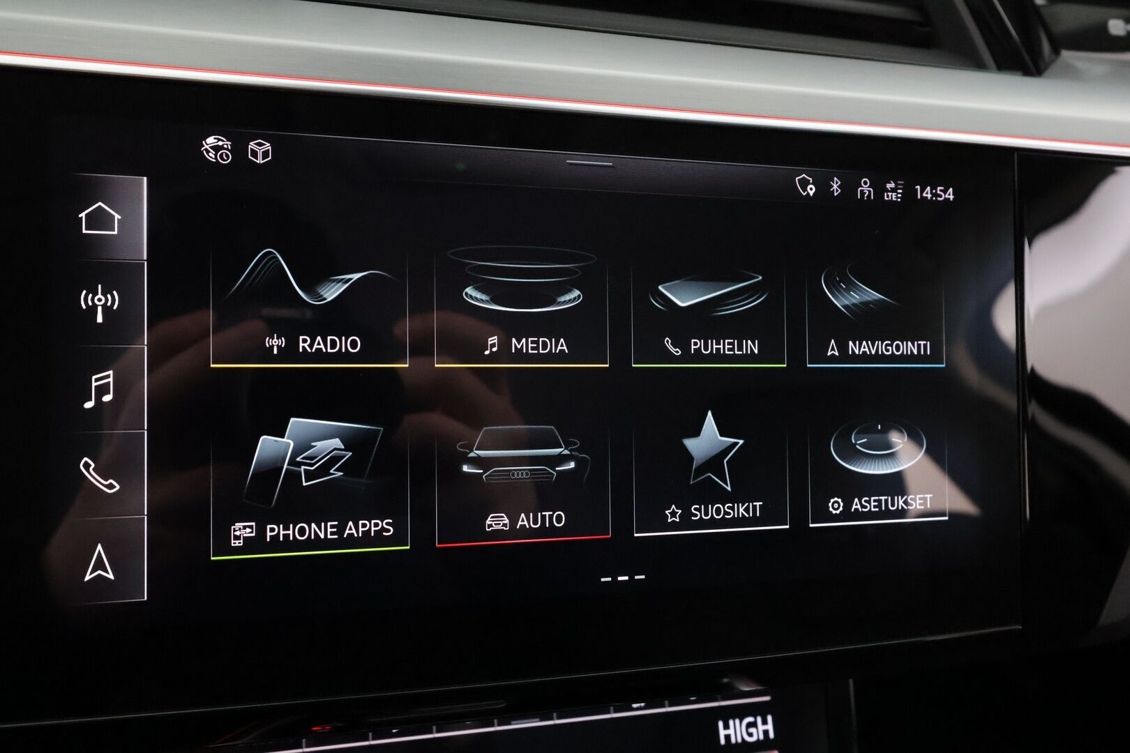 AUDI E-TRON 2023 Advanced 55 quattro * B&O / ACC / Matrix / P.Kamera / Lisälämmitin / Kaistavahti / Koukku / Keyless * - Merkkihuollot / Akku kuntotarkastettu / Kahdet renkaat aluvanteilla / 2x Latauskaapelit