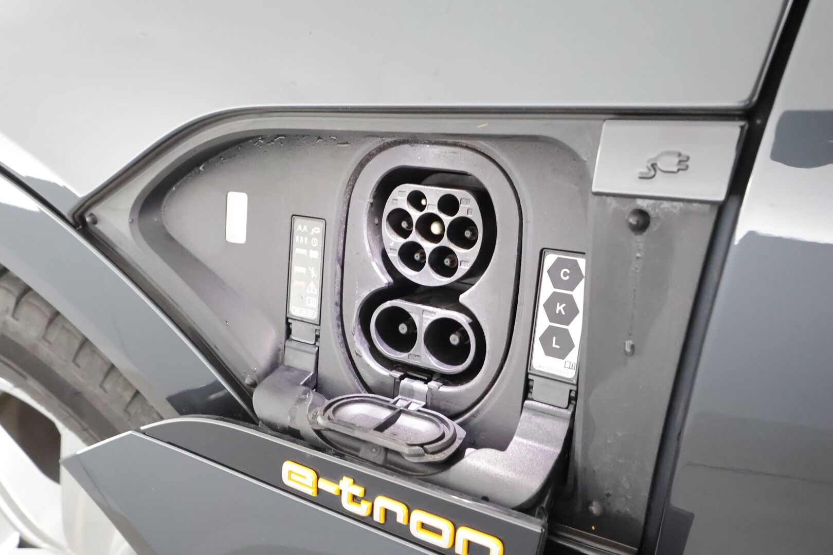 AUDI E-TRON 2023 Advanced 55 quattro * B&O / ACC / Matrix / P.Kamera / Lisälämmitin / Kaistavahti / Koukku / Keyless * - Merkkihuollot / Akku kuntotarkastettu / Kahdet renkaat aluvanteilla / 2x Latauskaapelit