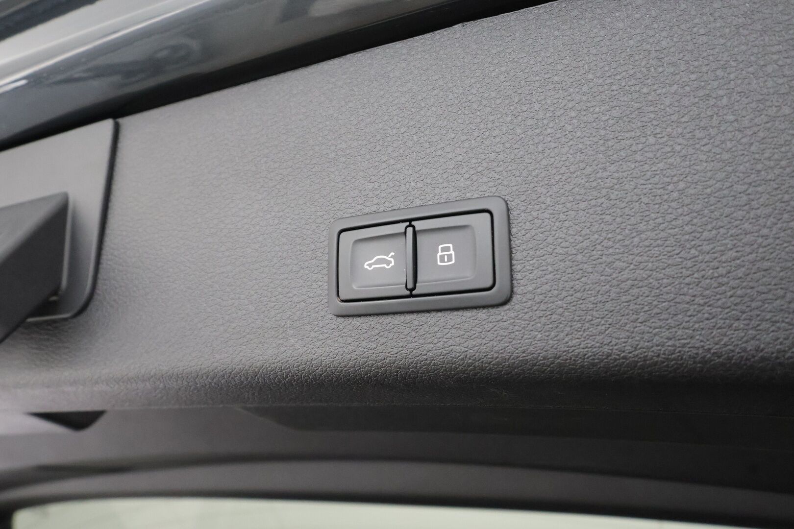 AUDI E-TRON 2023 Advanced 55 quattro * B&O / ACC / Matrix / P.Kamera / Lisälämmitin / Kaistavahti / Koukku / Keyless * - Merkkihuollot / Akku kuntotarkastettu / Kahdet renkaat aluvanteilla / 2x Latauskaapelit