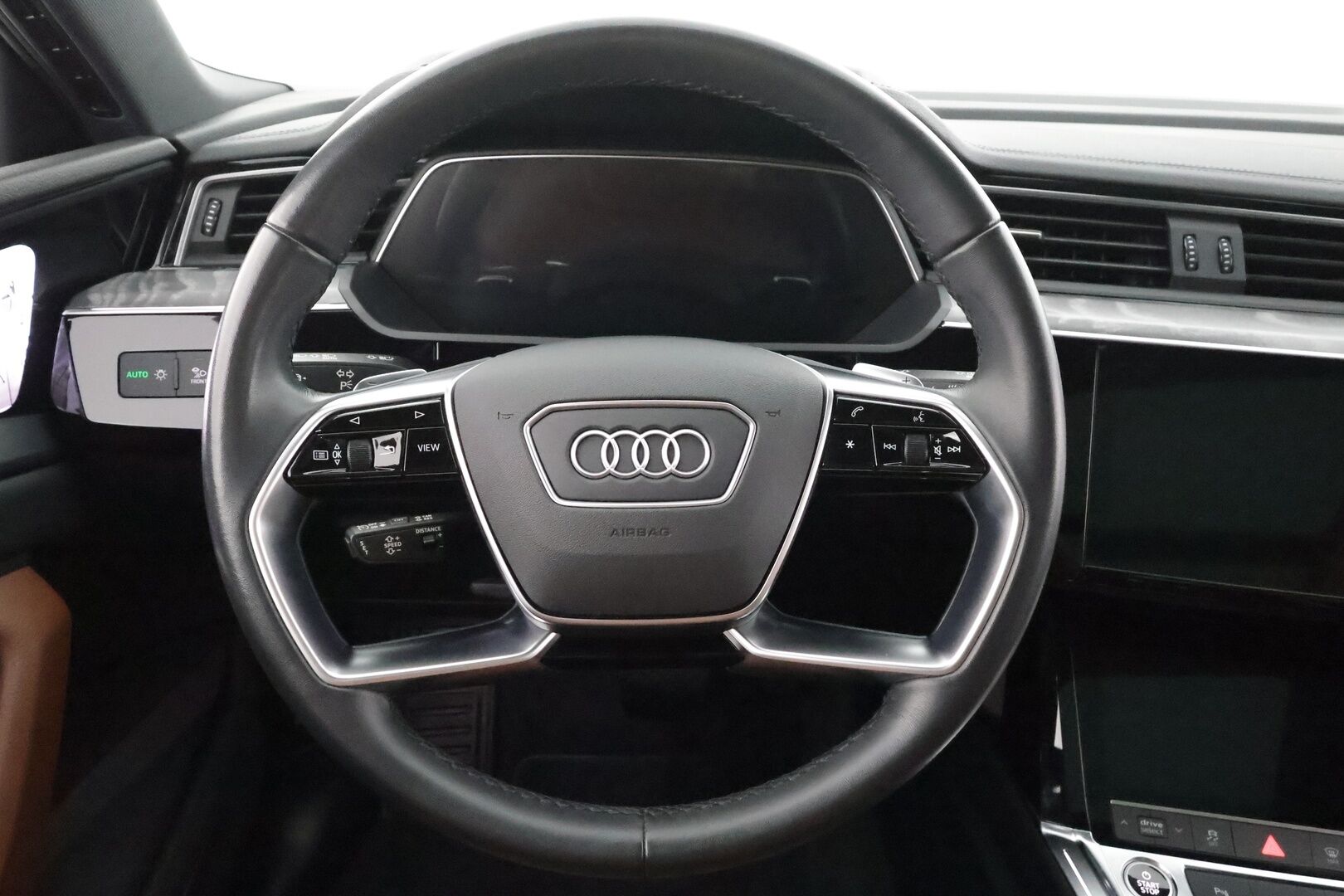 AUDI E-TRON 2023 S Line 55 quattro * Adapt.Vakkari / Bang&Olufsen / Koukku / Panoraama / HUD / Ruskeat Nahat / Ilma-Alusta / Navi - Akku kuntotarkastettu / Kahdet renkaat aluvanteilla / Merkkihuollettu / Supervarusteet!