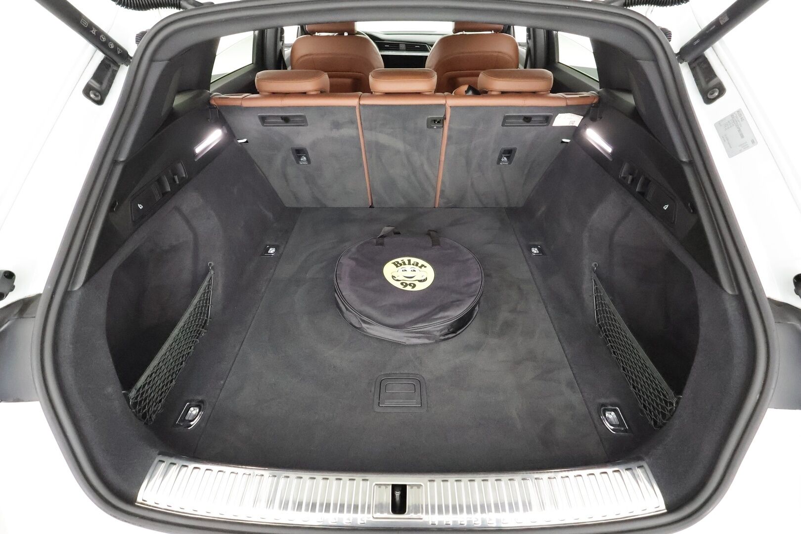 AUDI E-TRON 2023 S Line 55 quattro * ACC / Bang&Olufsen / Koukku / Panoraama / HUD / Ruskeat Nahat / Ilma-Alusta / P-Kamera ** - Akku kuntotarkastettu / Kahdet renkaat aluvanteilla / Merkkihuollettu / Supervarusteet! - HULLUT AVAJAISHULINAT KORKOTARJOUS 3,29 %