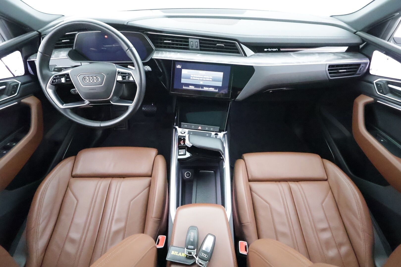 AUDI E-TRON 2023 S Line 55 quattro * Adapt.Vakkari / Bang&Olufsen / Koukku / Panoraama / HUD / Ruskeat Nahat / Ilma-Alusta / Navi - Akku kuntotarkastettu / Kahdet renkaat aluvanteilla / Merkkihuollettu / Supervarusteet!