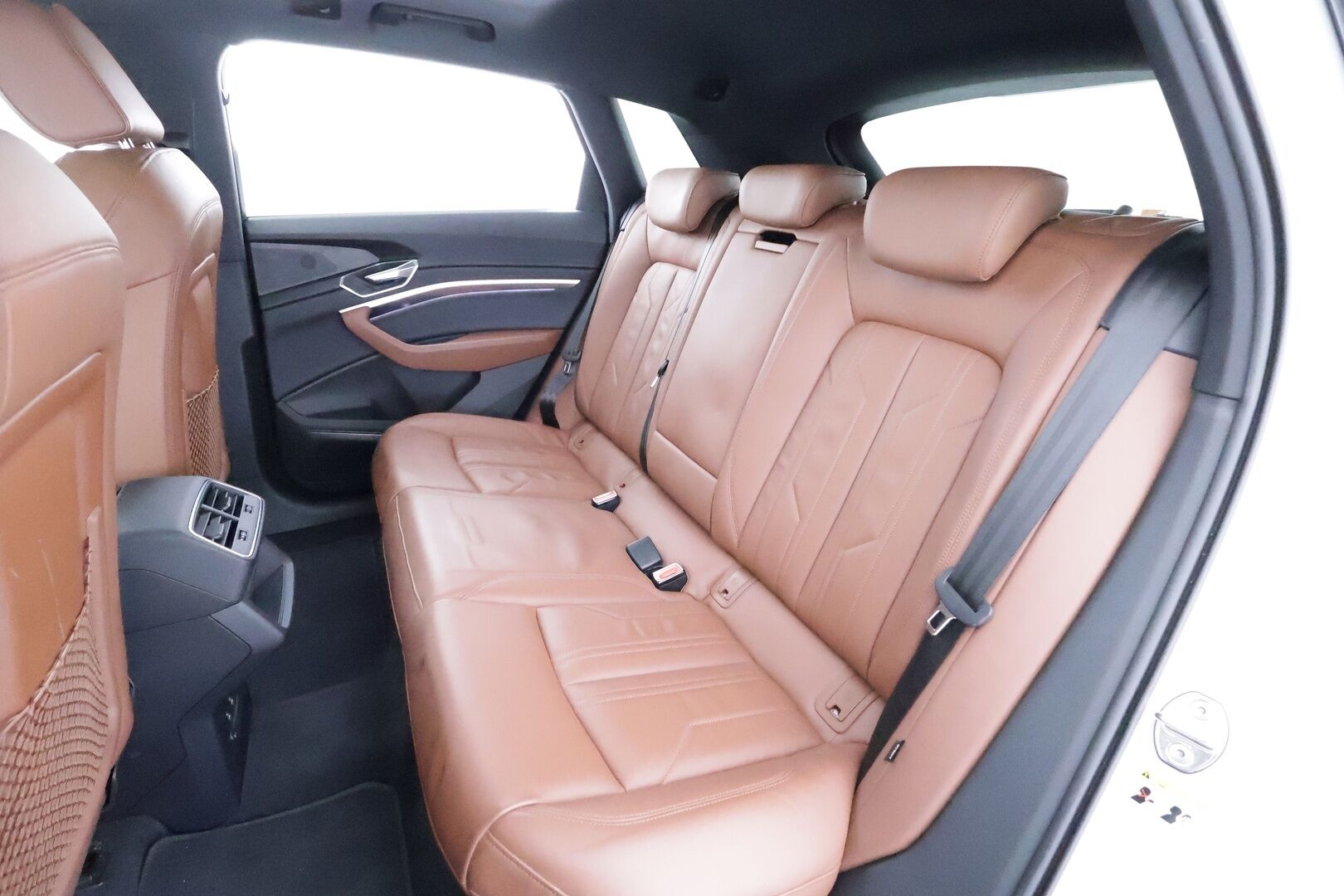 AUDI E-TRON 2023 S Line 55 quattro * ACC / Bang&Olufsen / Koukku / Panoraama / HUD / Ruskeat Nahat / Ilma-Alusta / P-Kamera ** - Akku kuntotarkastettu / Kahdet renkaat aluvanteilla / Merkkihuollettu / Supervarusteet! - HULLUT AVAJAISHULINAT KORKOTARJOUS 3,29 %