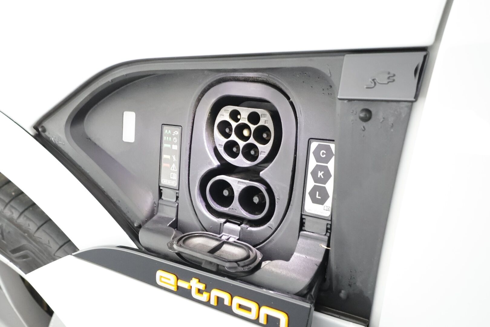 AUDI E-TRON 2023 S Line 55 quattro * ACC / Bang&Olufsen / Koukku / Panoraama / HUD / Ruskeat Nahat / Ilma-Alusta / P-Kamera ** - Akku kuntotarkastettu / Kahdet renkaat aluvanteilla / Merkkihuollettu / Supervarusteet! - HULLUT AVAJAISHULINAT KORKOTARJOUS 3,29 %