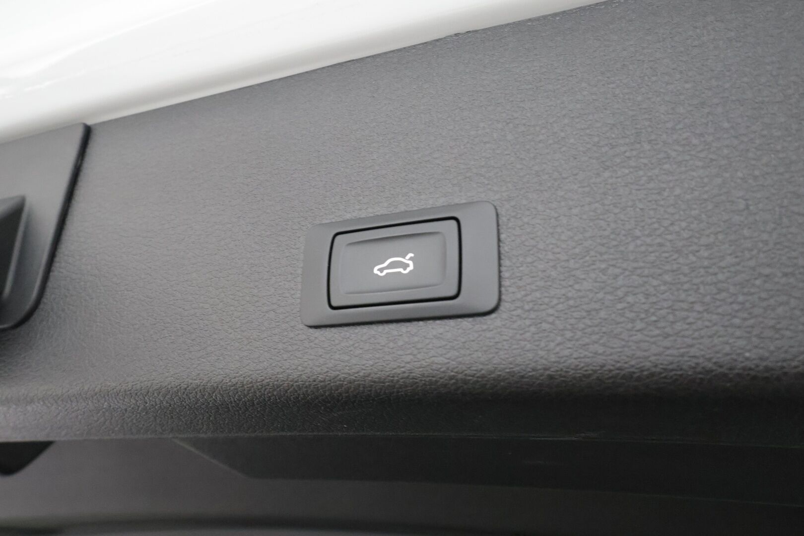 AUDI E-TRON 2023 S Line 55 quattro * Adapt.Vakkari / Bang&Olufsen / Koukku / Panoraama / HUD / Ruskeat Nahat / Ilma-Alusta / Navi - Akku kuntotarkastettu / Kahdet renkaat aluvanteilla / Merkkihuollettu / Supervarusteet!