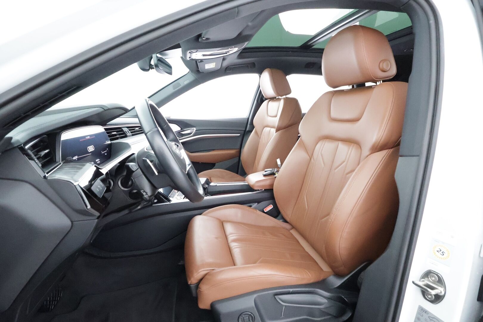 AUDI E-TRON 2023 S Line 55 quattro * Adapt.Vakkari / Bang&Olufsen / Koukku / Panoraama / HUD / Ruskeat Nahat / Ilma-Alusta / Navi - Akku kuntotarkastettu / Kahdet renkaat aluvanteilla / Merkkihuollettu / Supervarusteet!