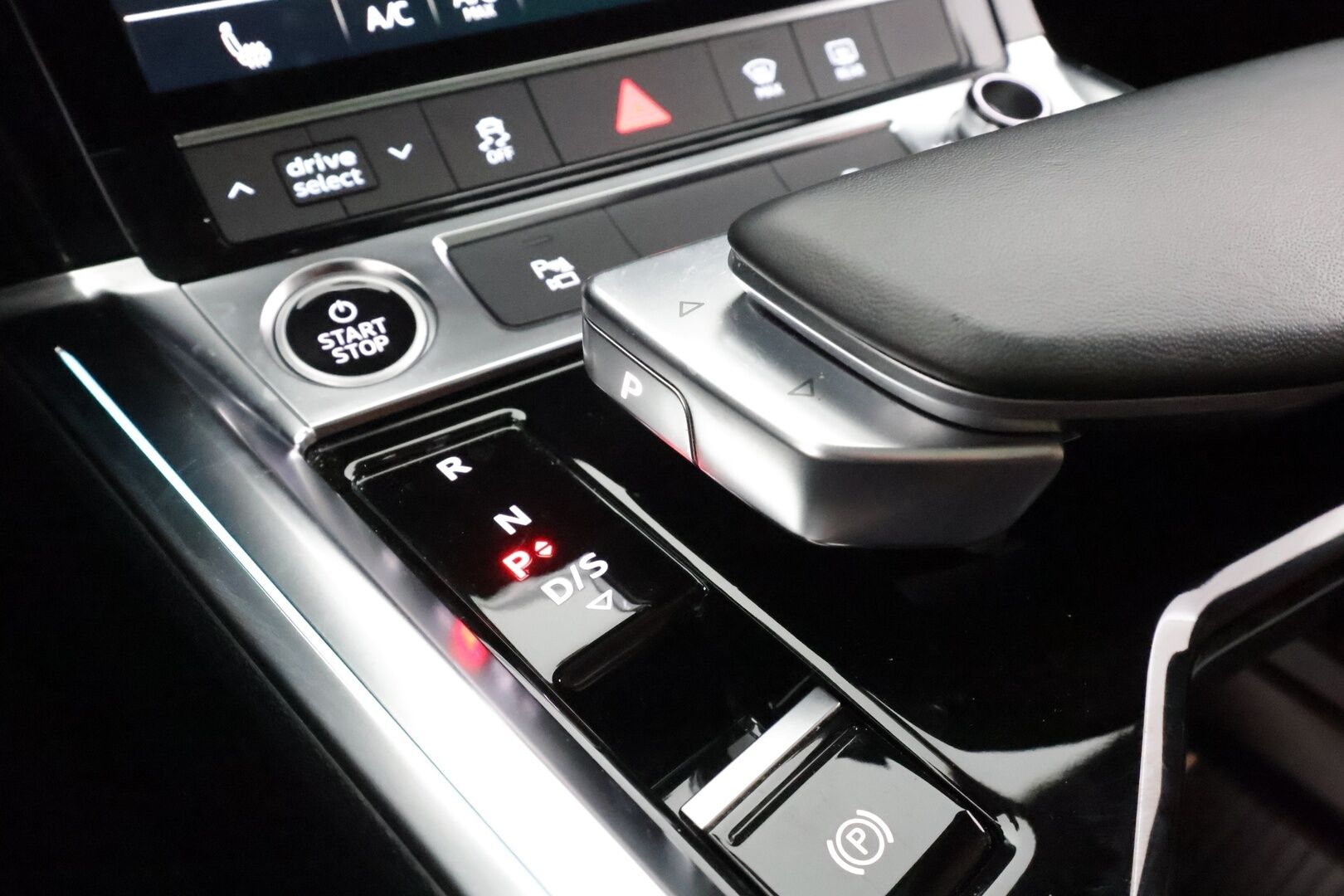 AUDI E-TRON 2023 S Line 55 quattro * ACC / Bang&Olufsen / Koukku / Panoraama / HUD / Ruskeat Nahat / Ilma-Alusta / P-Kamera ** - Akku kuntotarkastettu / Kahdet renkaat aluvanteilla / Merkkihuollettu / Supervarusteet! - HULLUT AVAJAISHULINAT KORKOTARJOUS 3,29 %