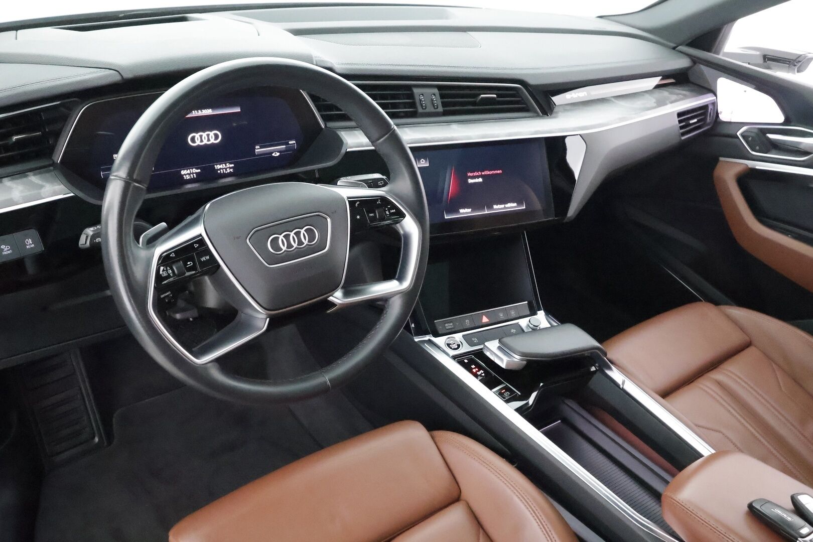 AUDI E-TRON 2023 S Line 55 quattro * Adapt.Vakkari / Bang&Olufsen / Koukku / Panoraama / HUD / Ruskeat Nahat / Ilma-Alusta / Navi - Akku kuntotarkastettu / Kahdet renkaat aluvanteilla / Merkkihuollettu / Supervarusteet!